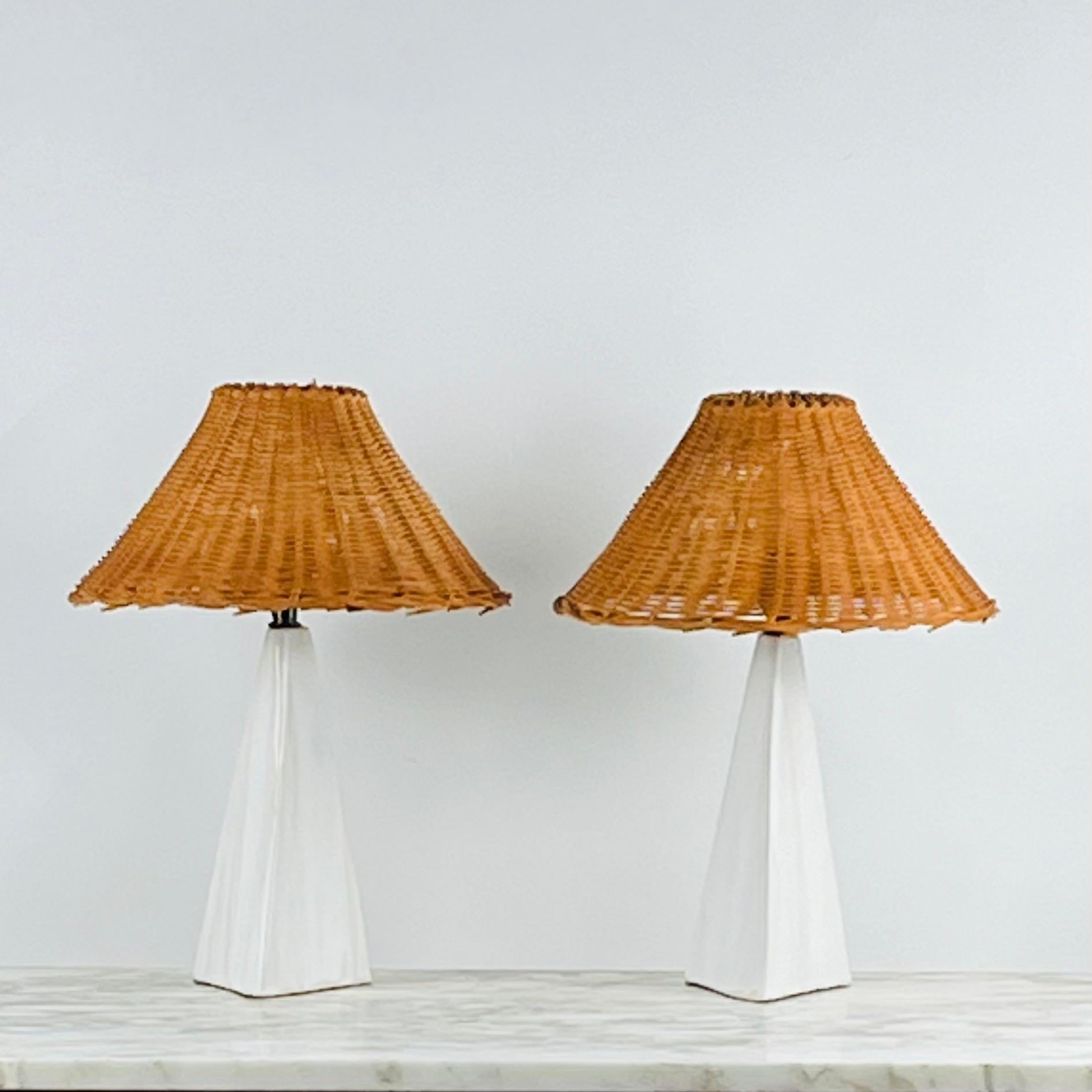 Paar weiße Keramik-Tischlampen 'Pyramide' mit Rattanschirmen von Design Frères im Angebot 1