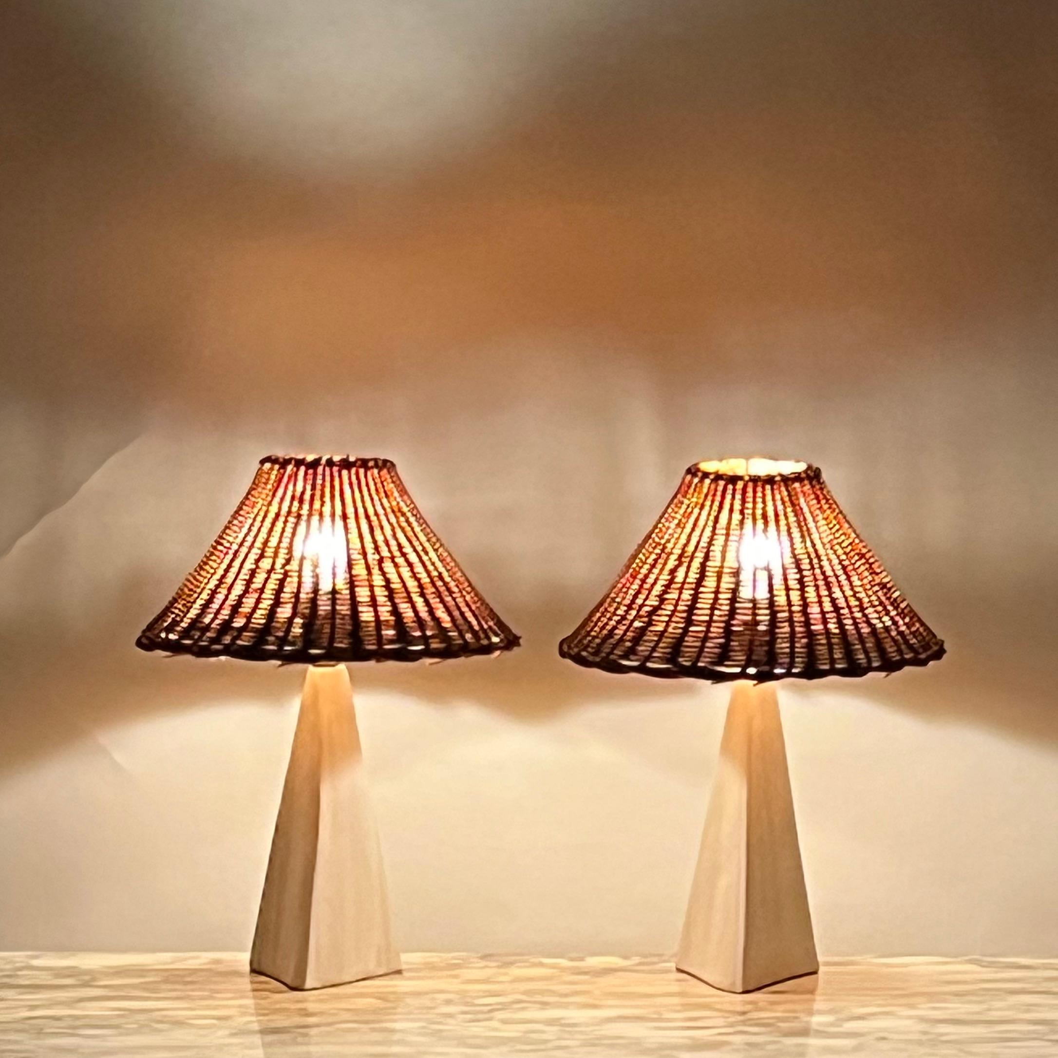 Paar weiße Keramik-Tischlampen 'Pyramide' mit Rattanschirmen von Design Frères im Angebot 2