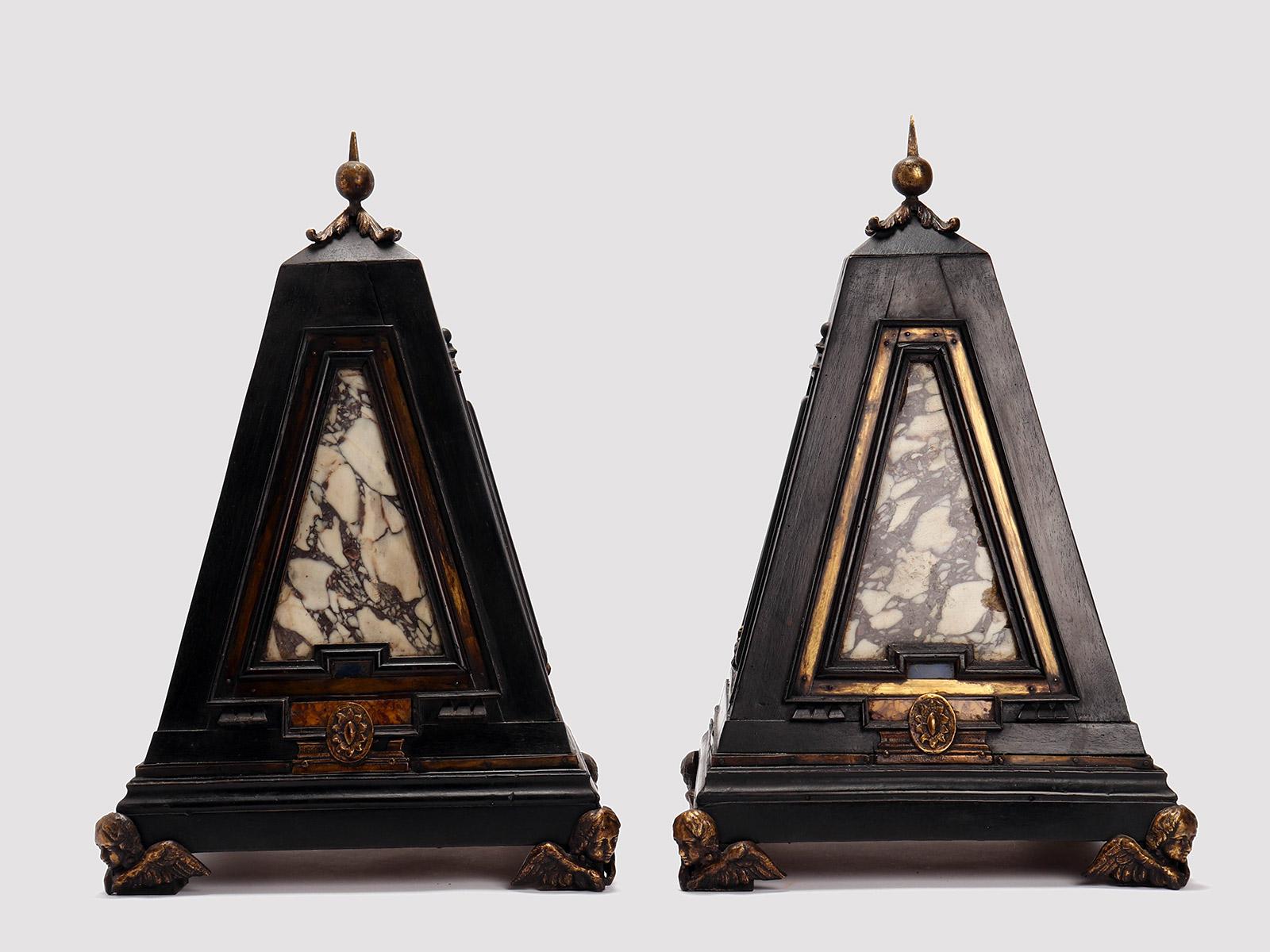 Pareja de pirámides de Grand Tour para Wunderkammer, de madera ebonizada, recubiertas de mármoles y pietra dura. Los grandes electrodomésticos son de color violeta violáceo. En los lados de cada pirámide, en la base de la brecha hay pórfido egipcio