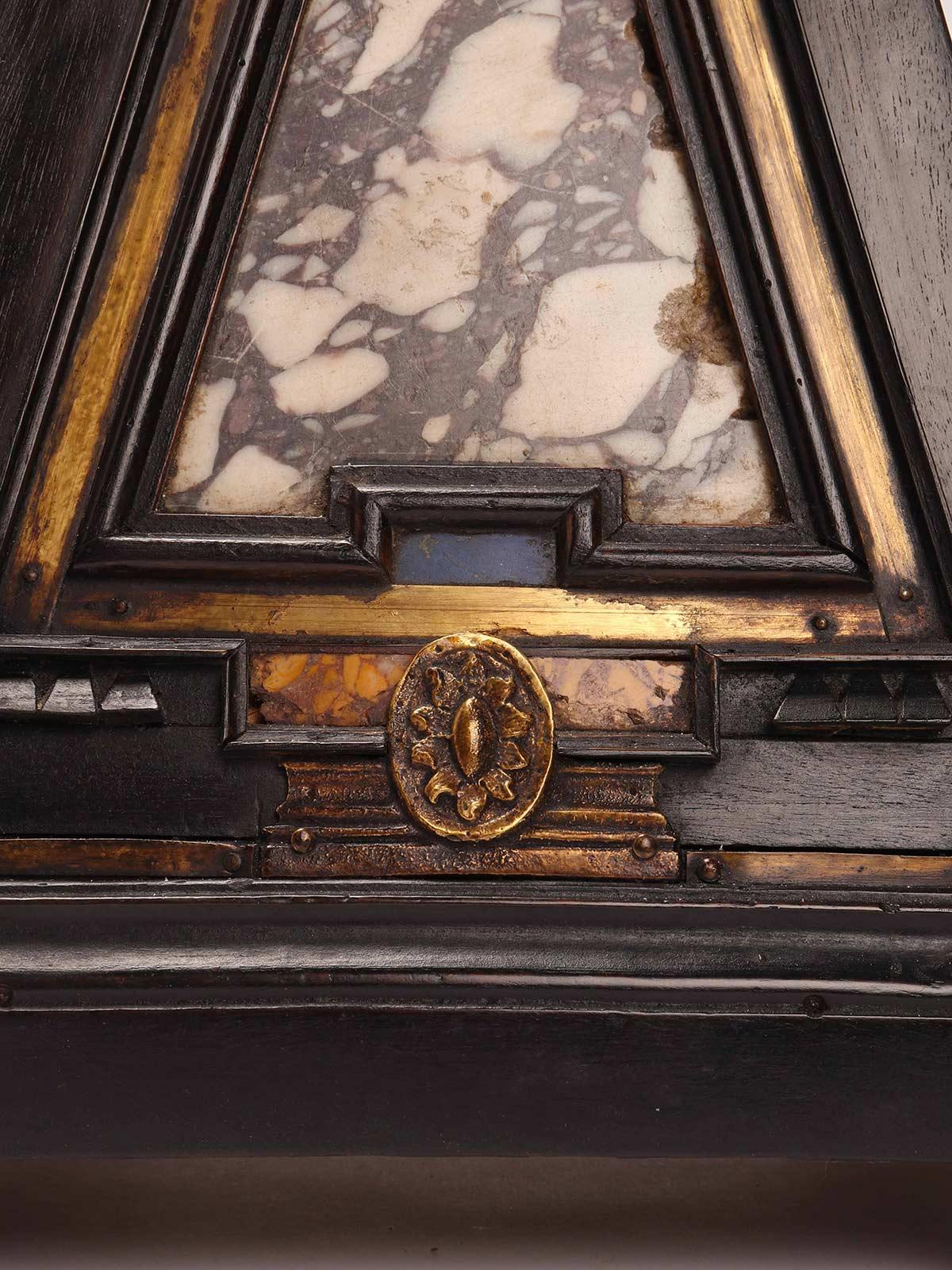 Pareja de pirámides de Grand Tour de mármol y madera, Italia 1830. en Bueno estado para la venta en Milan, IT