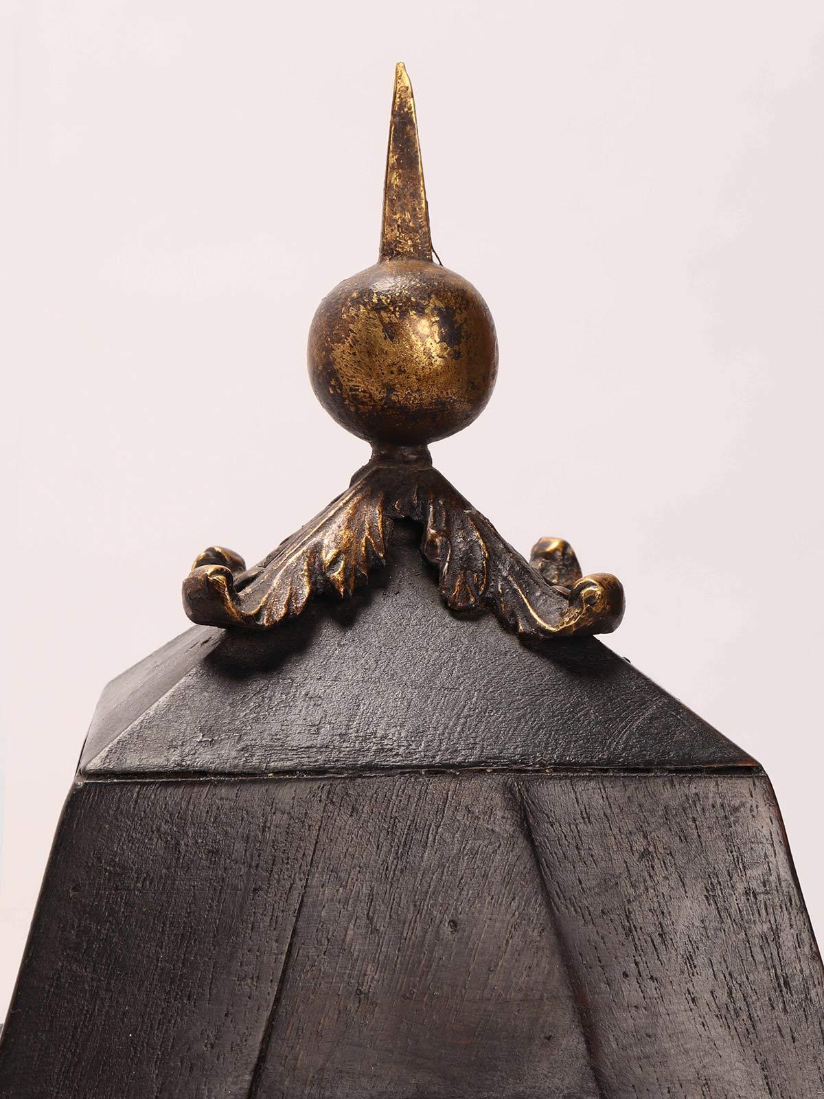 Pareja de pirámides de Grand Tour de mármol y madera, Italia 1830. Latón en venta