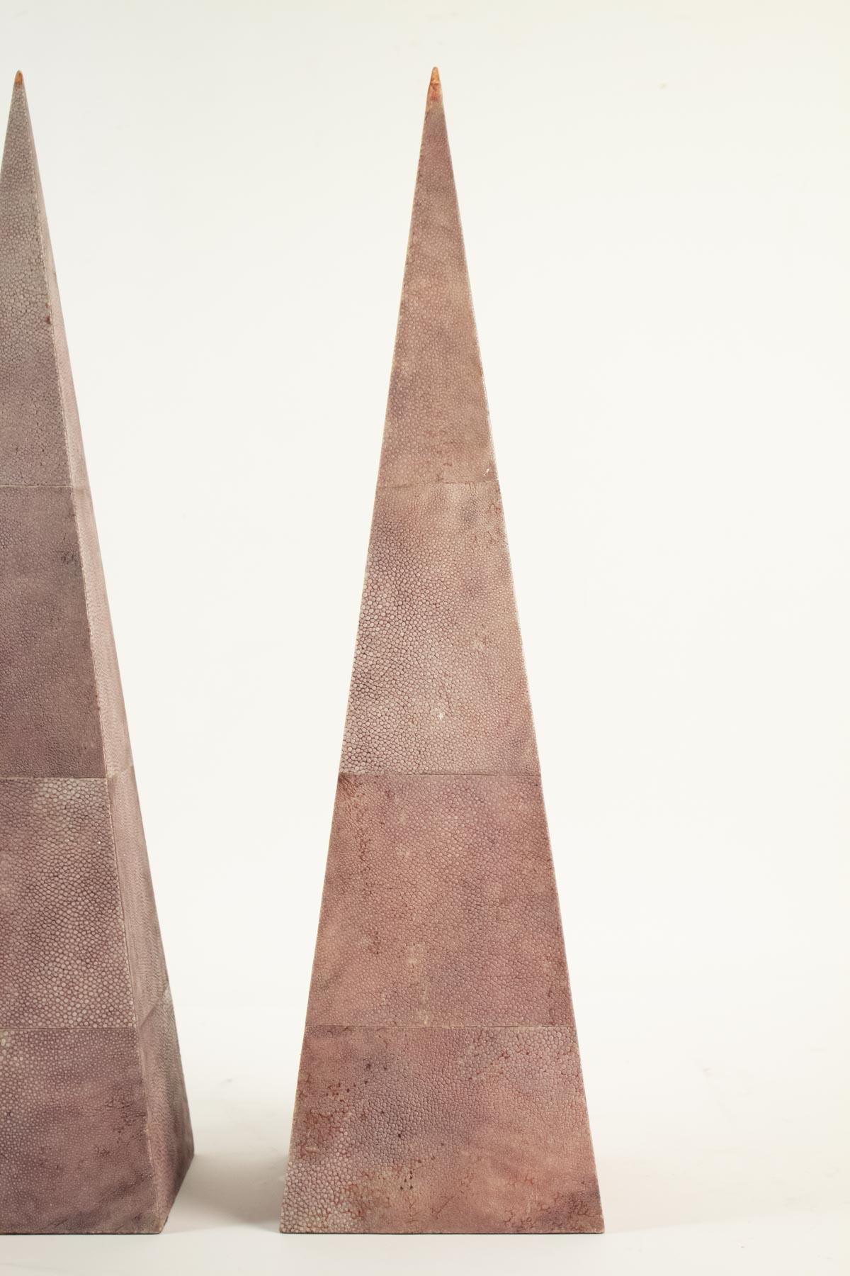 Pair of pyramids sheathed shagreen, 20th century.
Measures: H 60.5cm, W 16cm, W 16cm.