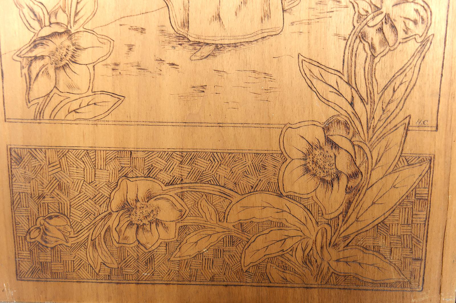 Paar pyrografierte Tafeln, Die Jahreszeiten: Herbst und Winter, Art Nouveau, Frankreich (Handgeschnitzt) im Angebot