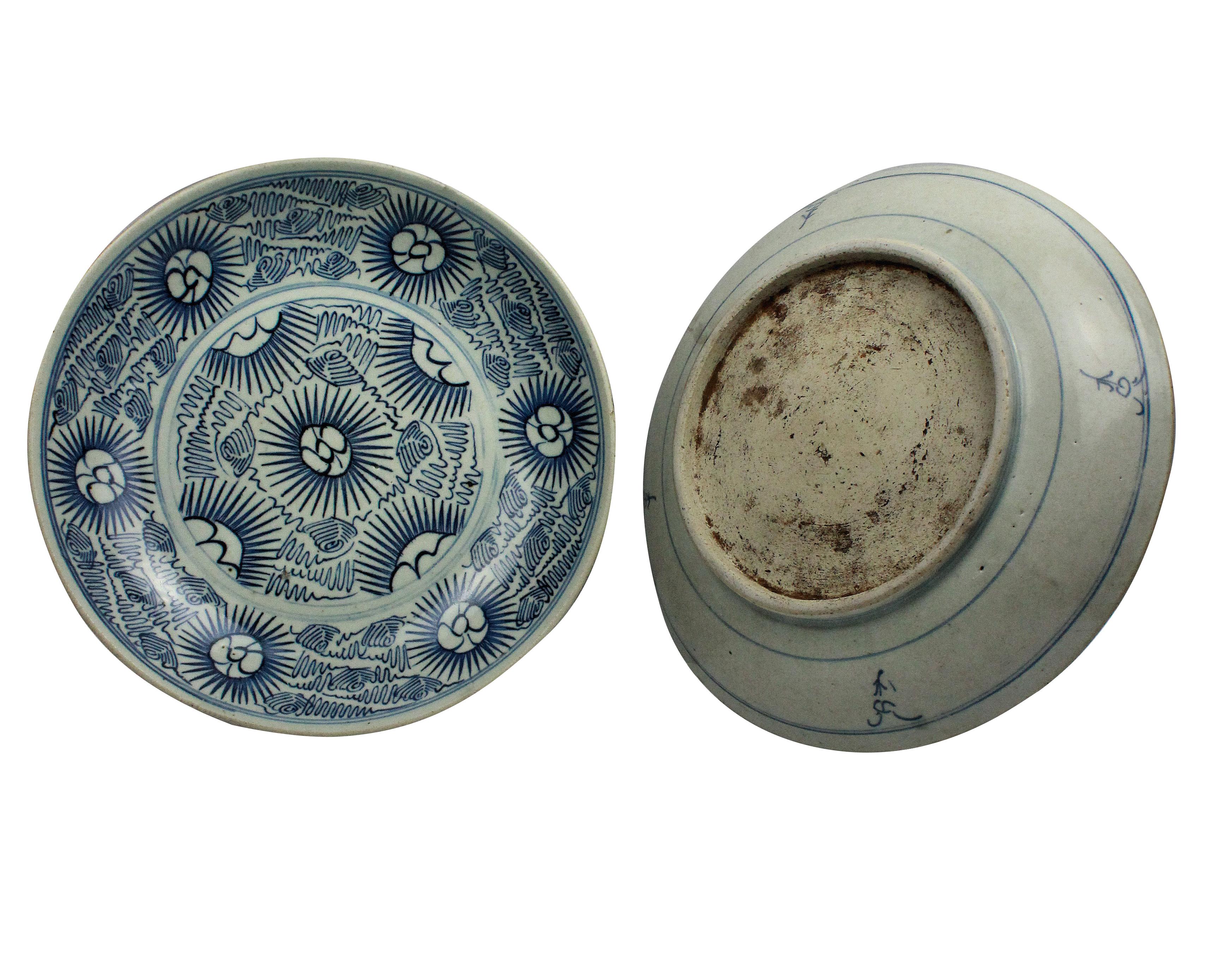 Ein Paar chinesische Qing-Teller mit blau-weißem Chrysanthemenmuster und blassblauer Unterglasur. Keine Reparaturen, nur sehr kleine Abnutzungen an den Rändern.
