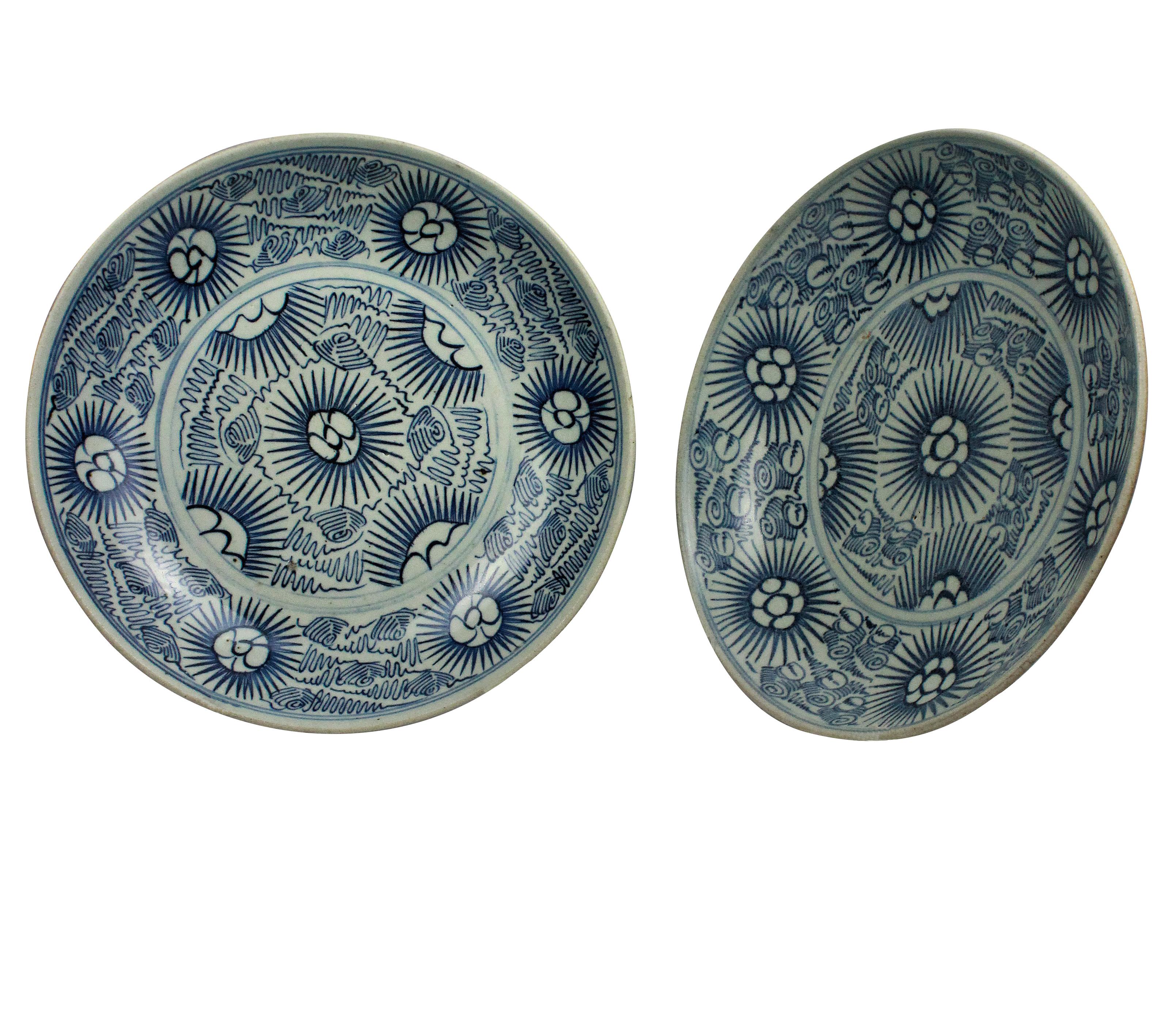 Chinese Pair of Qing Chrysanthemum Pattern Plates For Sale
