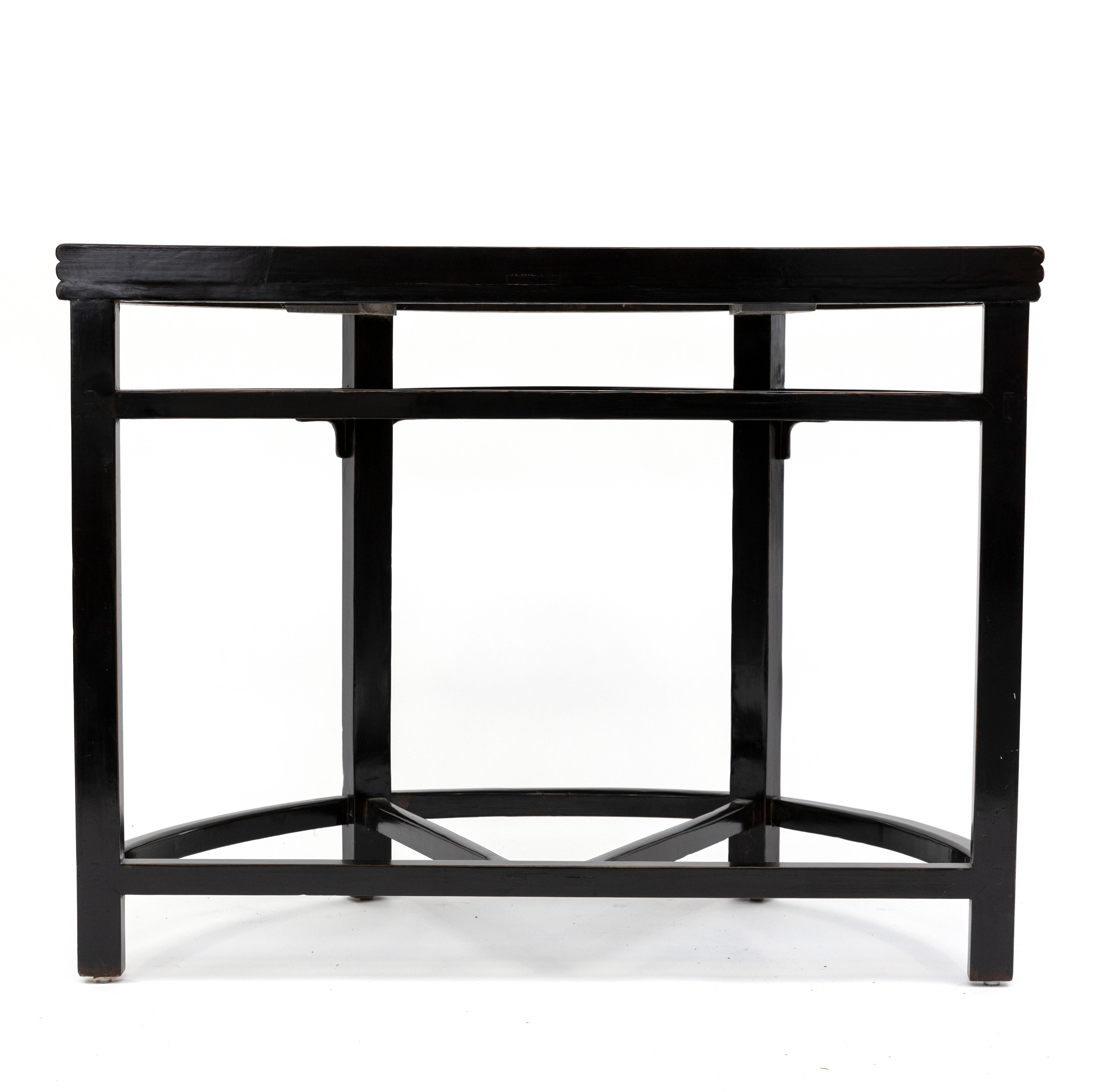 Paar schwarz lackierte Demilune Konsolentische aus der Qing Dynasty Ore Center Table im Angebot 2