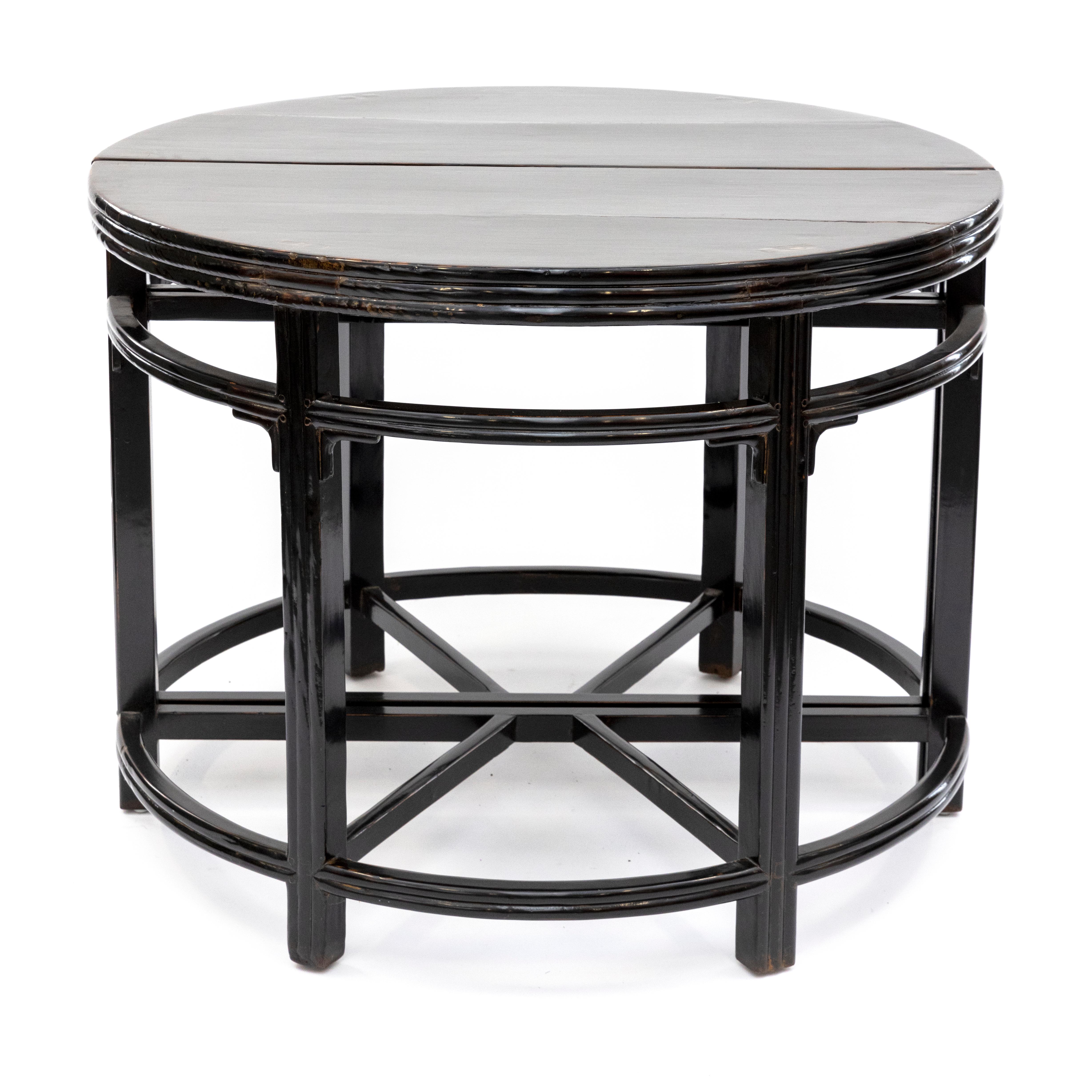 Paar schwarz lackierte Demilune Konsolentische aus der Qing Dynasty Ore Center Table (Qing-Dynastie) im Angebot