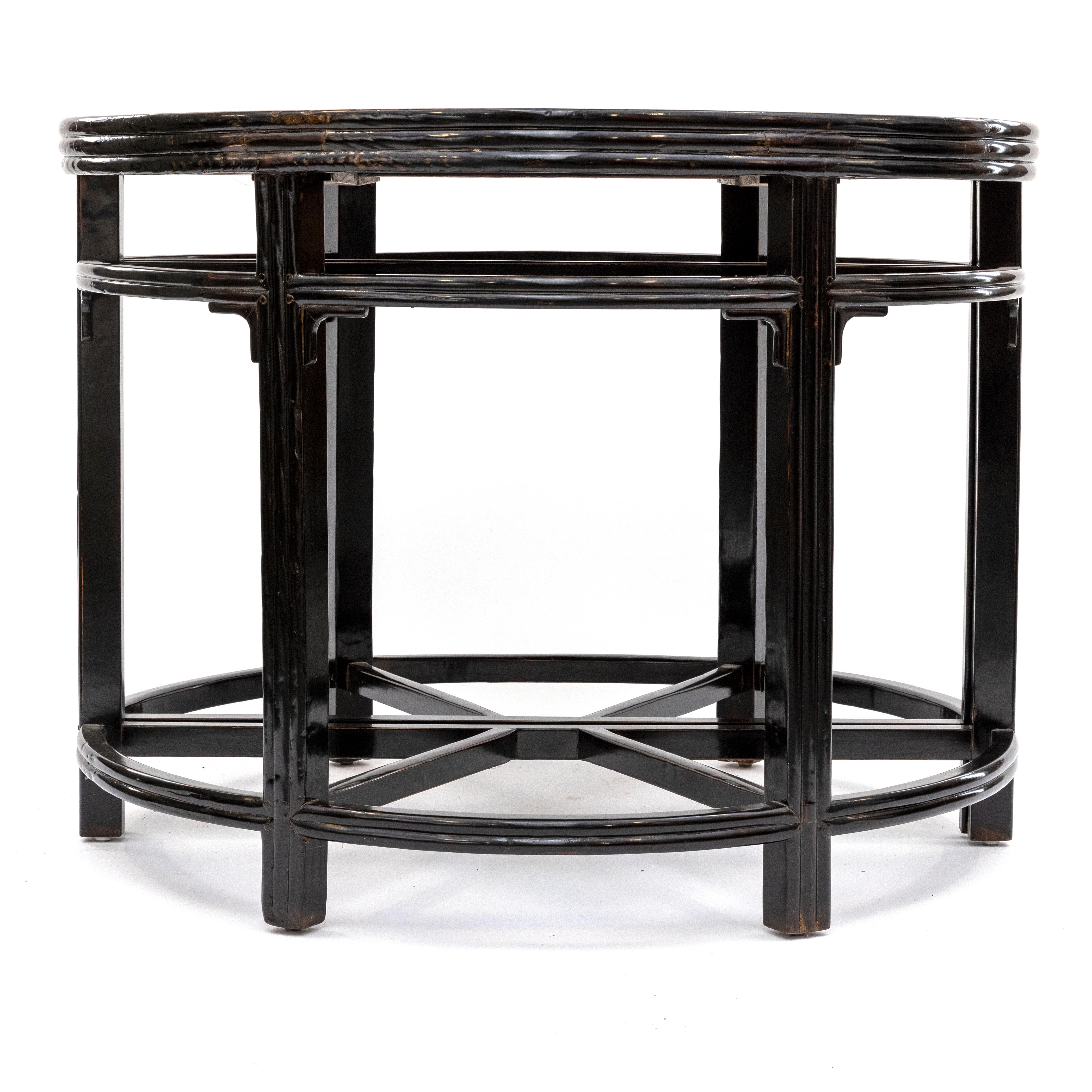 Paar schwarz lackierte Demilune Konsolentische aus der Qing Dynasty Ore Center Table (Chinesisch) im Angebot