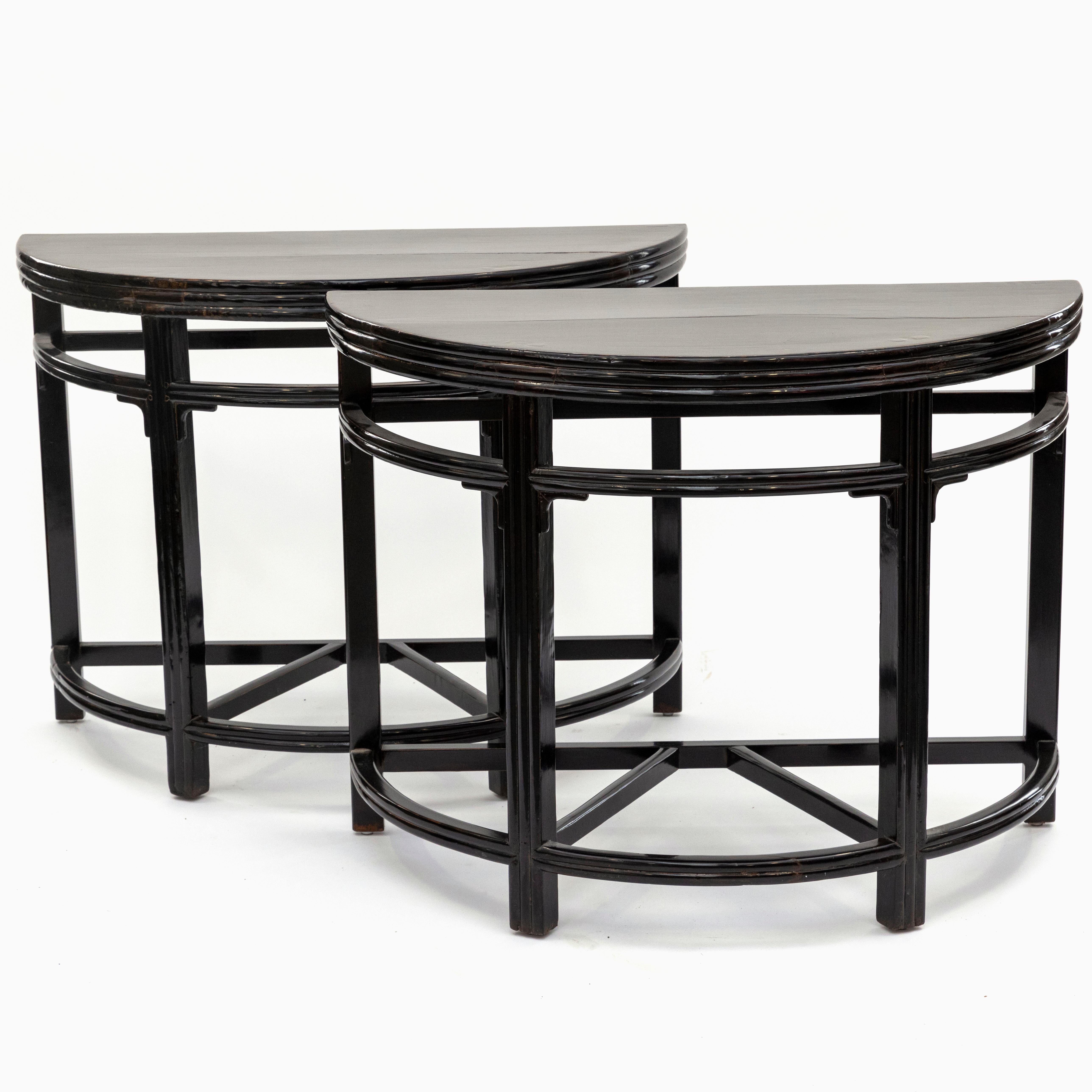 Paar schwarz lackierte Demilune Konsolentische aus der Qing Dynasty Ore Center Table im Zustand „Gut“ im Angebot in Kastrup, DK