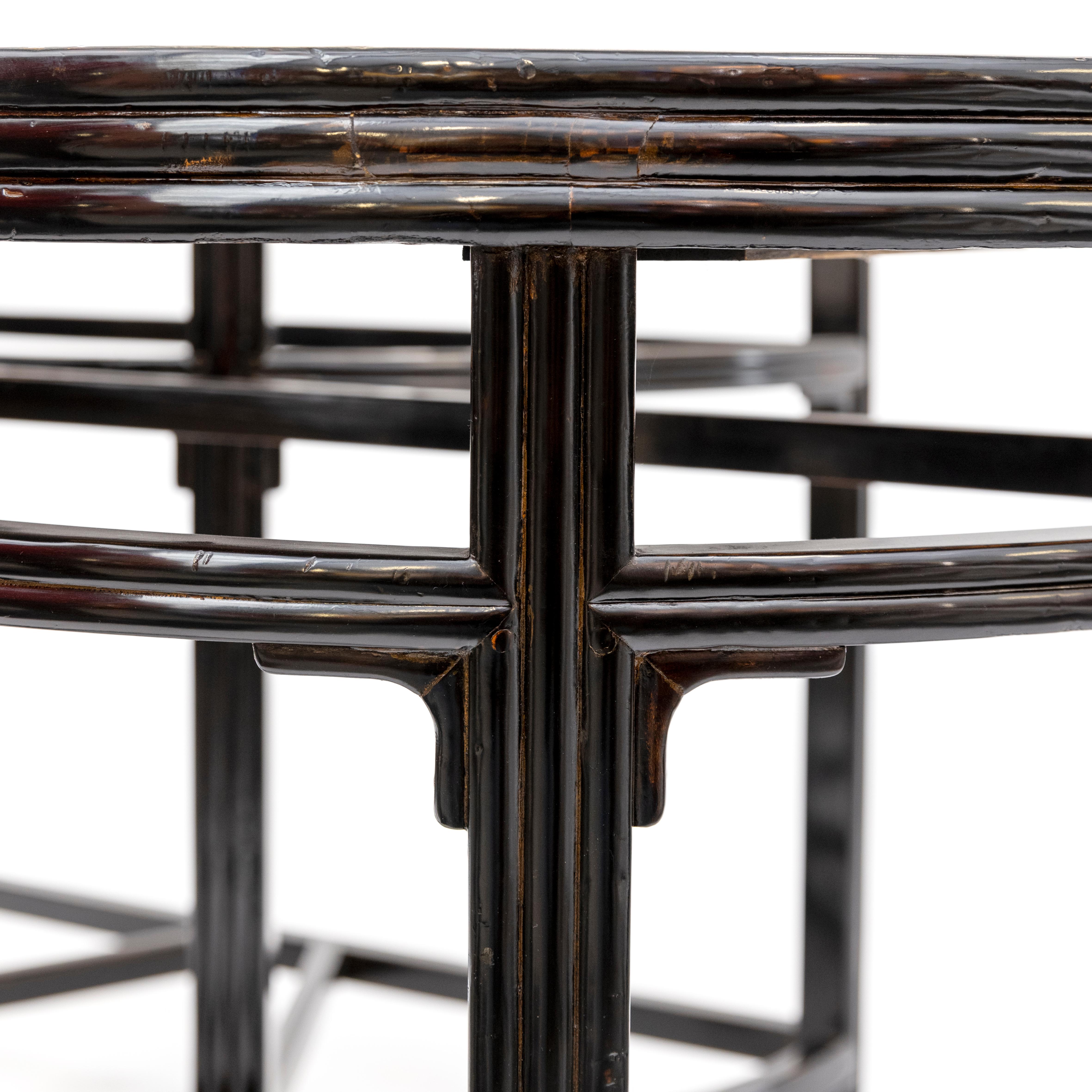 Paar schwarz lackierte Demilune Konsolentische aus der Qing Dynasty Ore Center Table (Walnuss) im Angebot