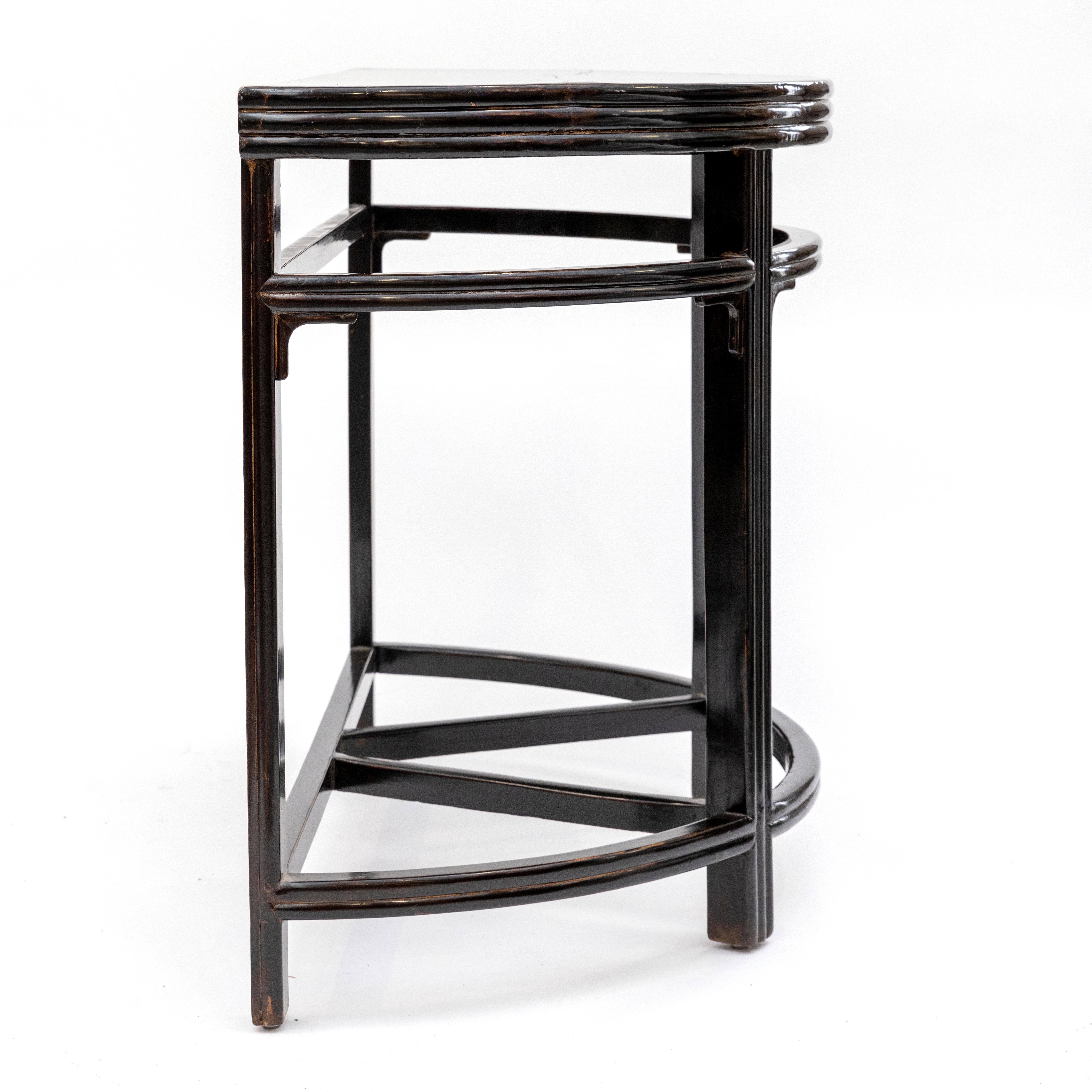 Paar schwarz lackierte Demilune Konsolentische aus der Qing Dynasty Ore Center Table im Angebot 1