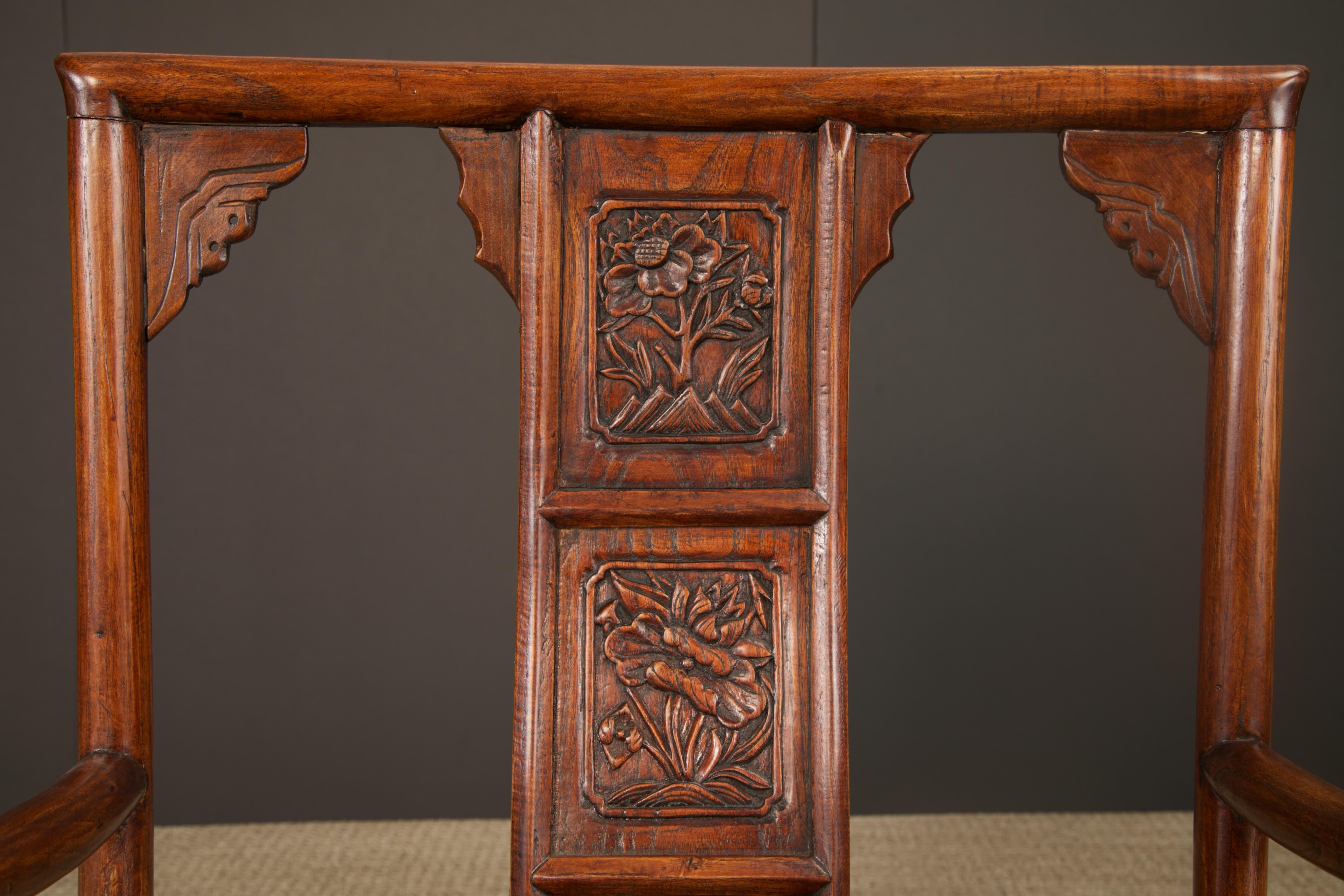 20th Century Pair of Qing Dynasty Chinese Horseshoe-Back Armchairs in Carved Elmwood For Sale