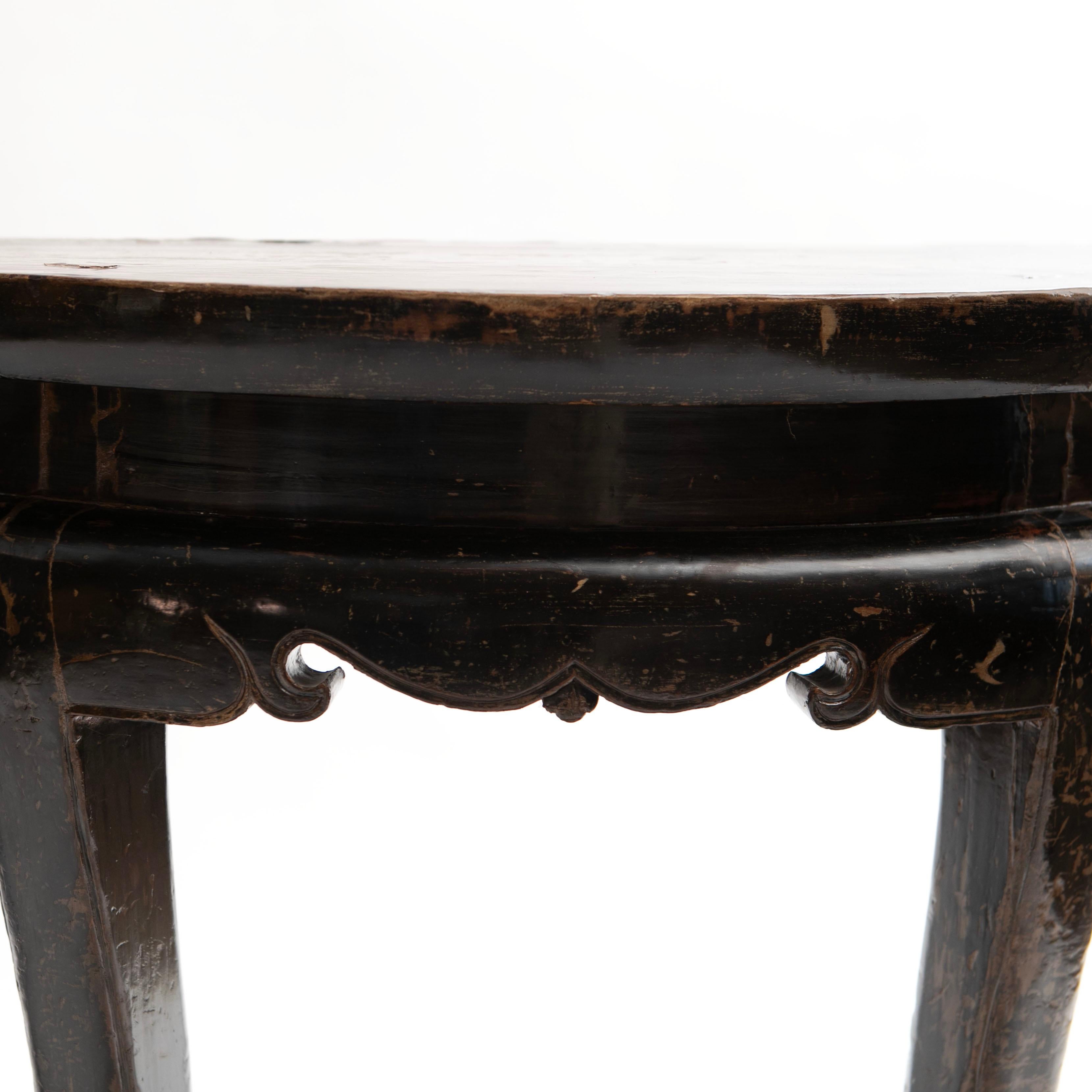 Noyer Paire de tables consoles laquées Demilune de la dynastie Qing ou table centrale en vente