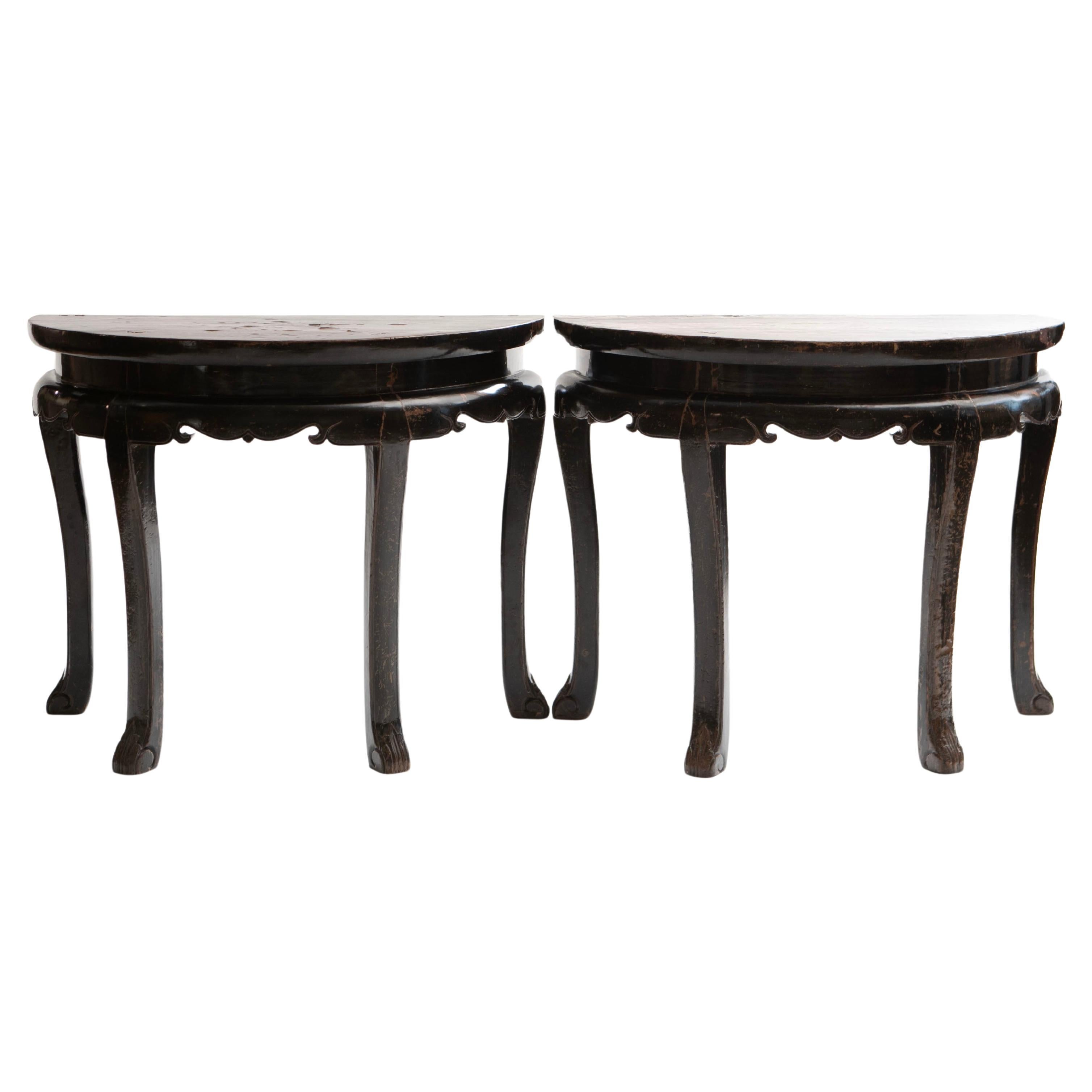 Paire de tables consoles laquées Demilune de la dynastie Qing ou table centrale en vente