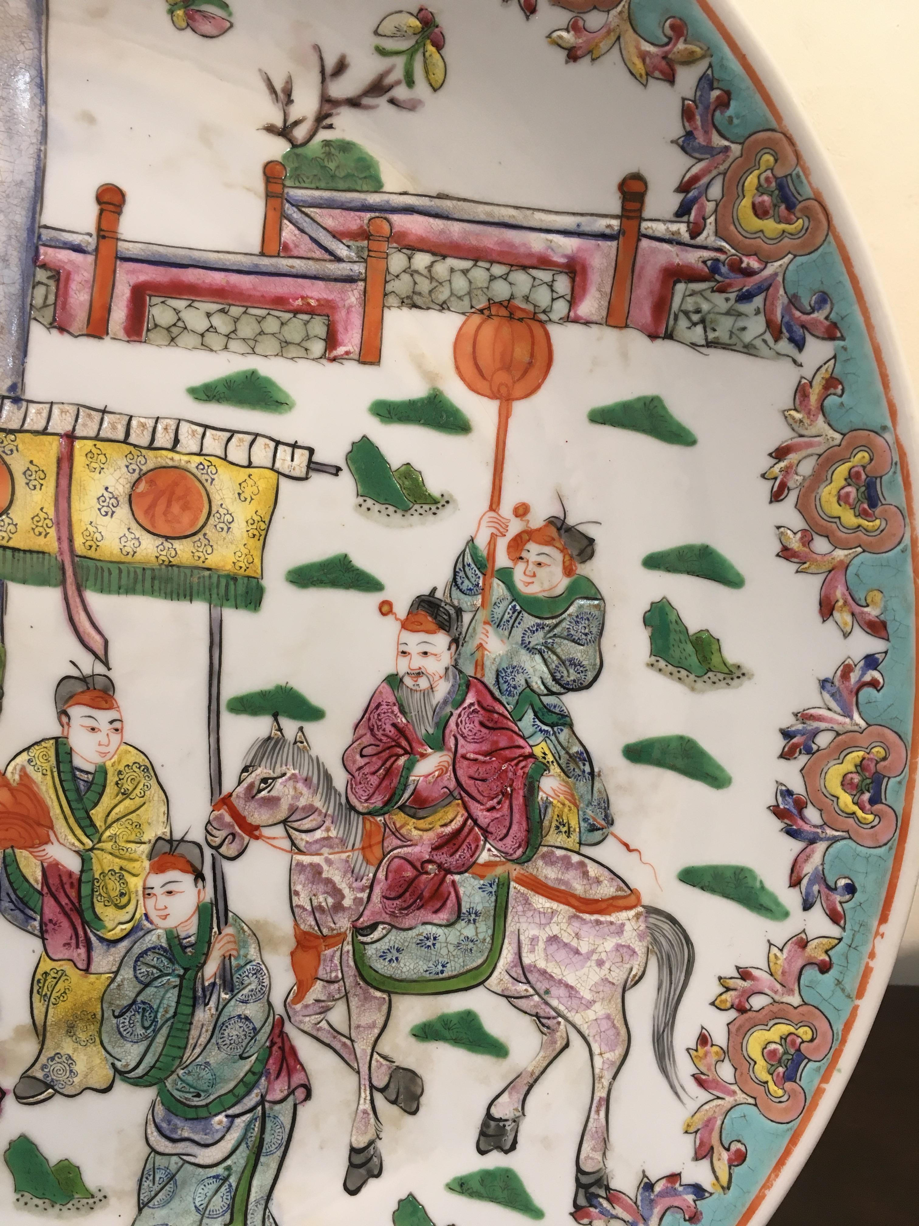 20ième siècle Paire de plats de service ou de plateaux en porcelaine de Chine de la famille Rose en vente