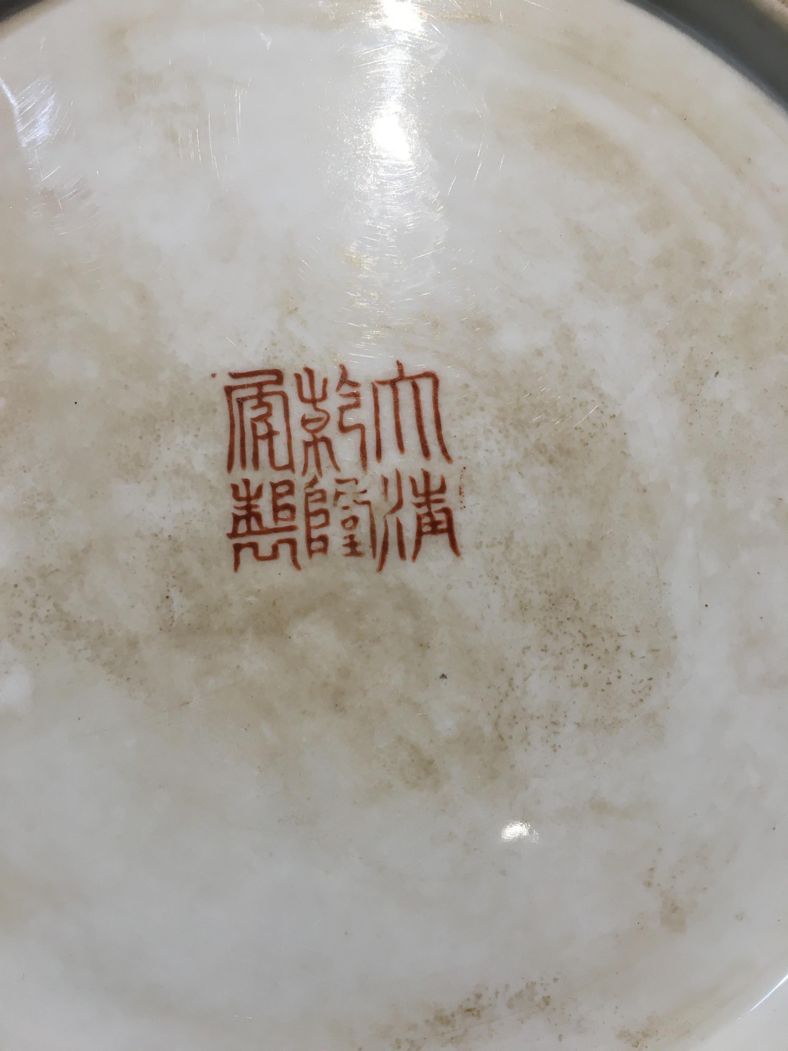 Paire de plats de service ou de plateaux en porcelaine de Chine de la famille Rose en vente 1