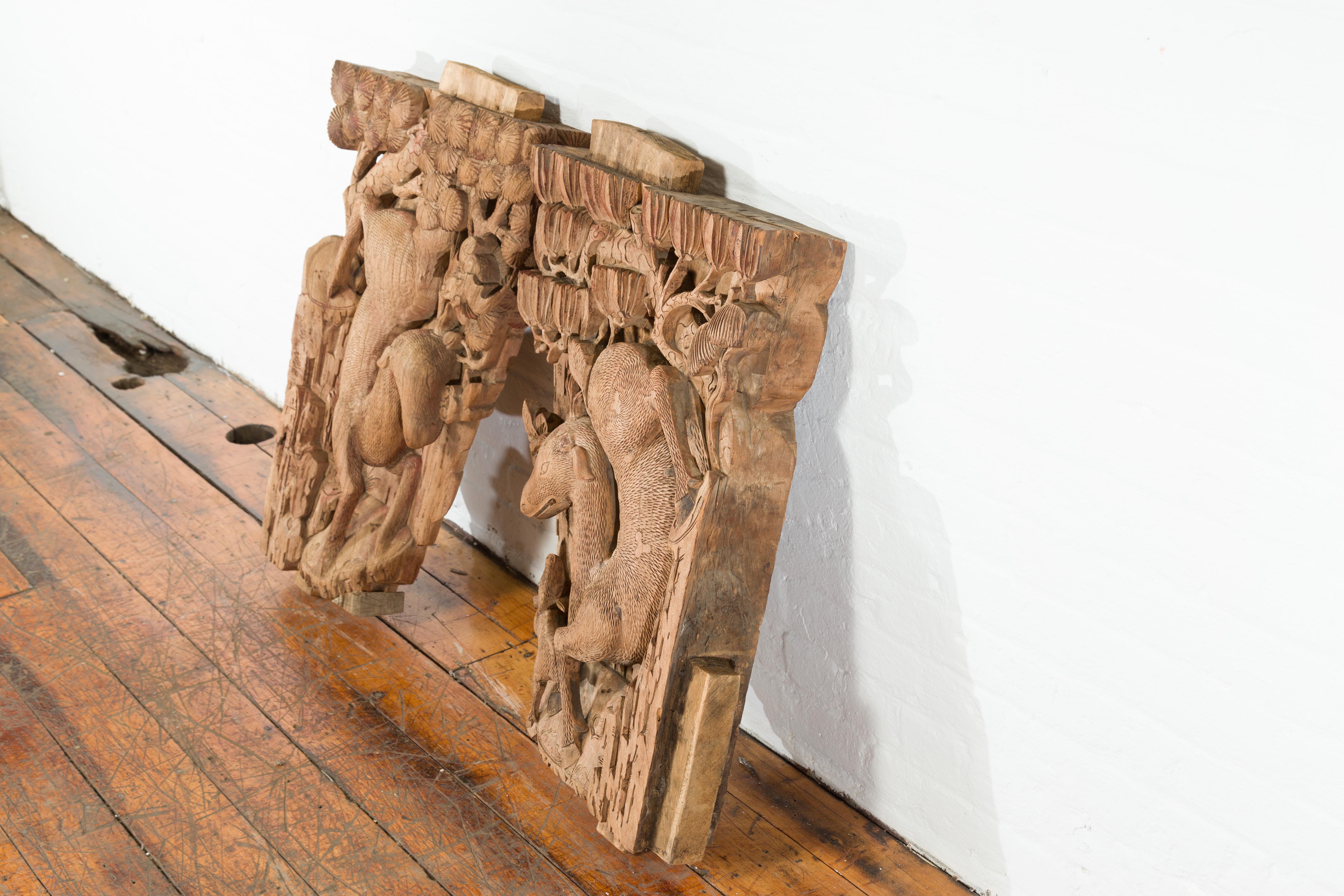 Paar handgeschnitzte Holz-Tempelkorbeln aus der Qing-Dynastie mit Hirschmotiven im Angebot 7