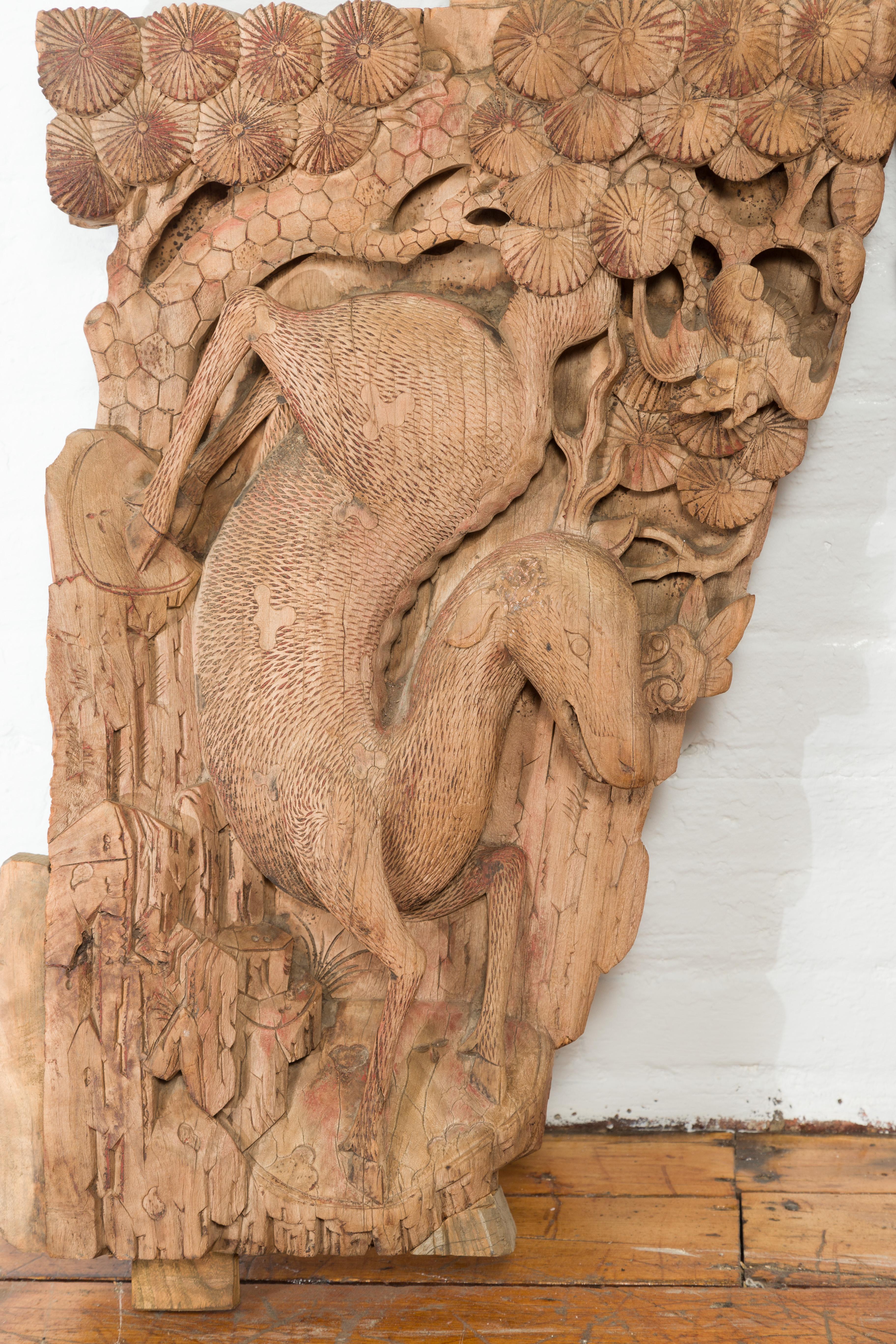 Paar handgeschnitzte Holz-Tempelkorbeln aus der Qing-Dynastie mit Hirschmotiven (Handgeschnitzt) im Angebot