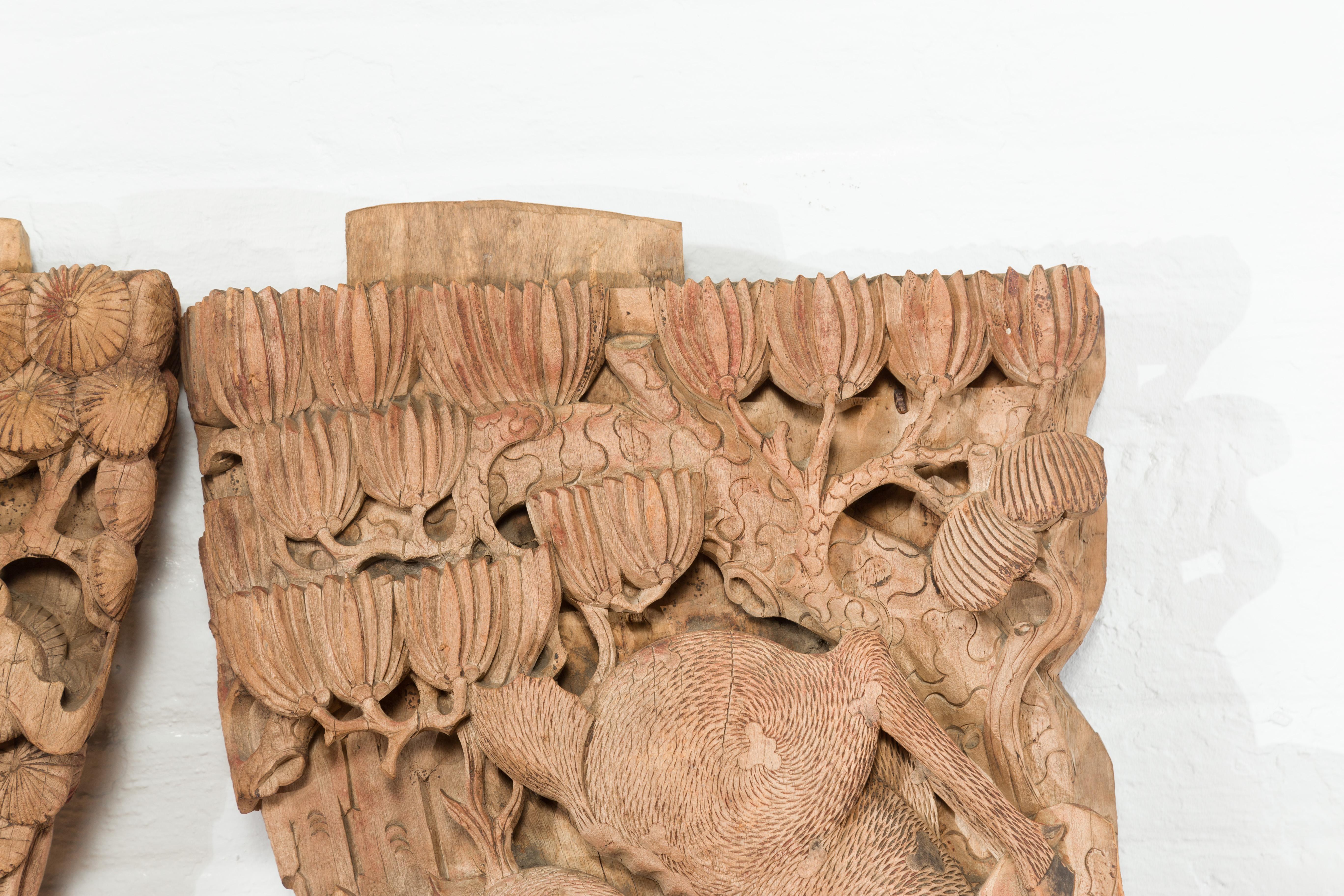 Paar handgeschnitzte Holz-Tempelkorbeln aus der Qing-Dynastie mit Hirschmotiven im Angebot 1
