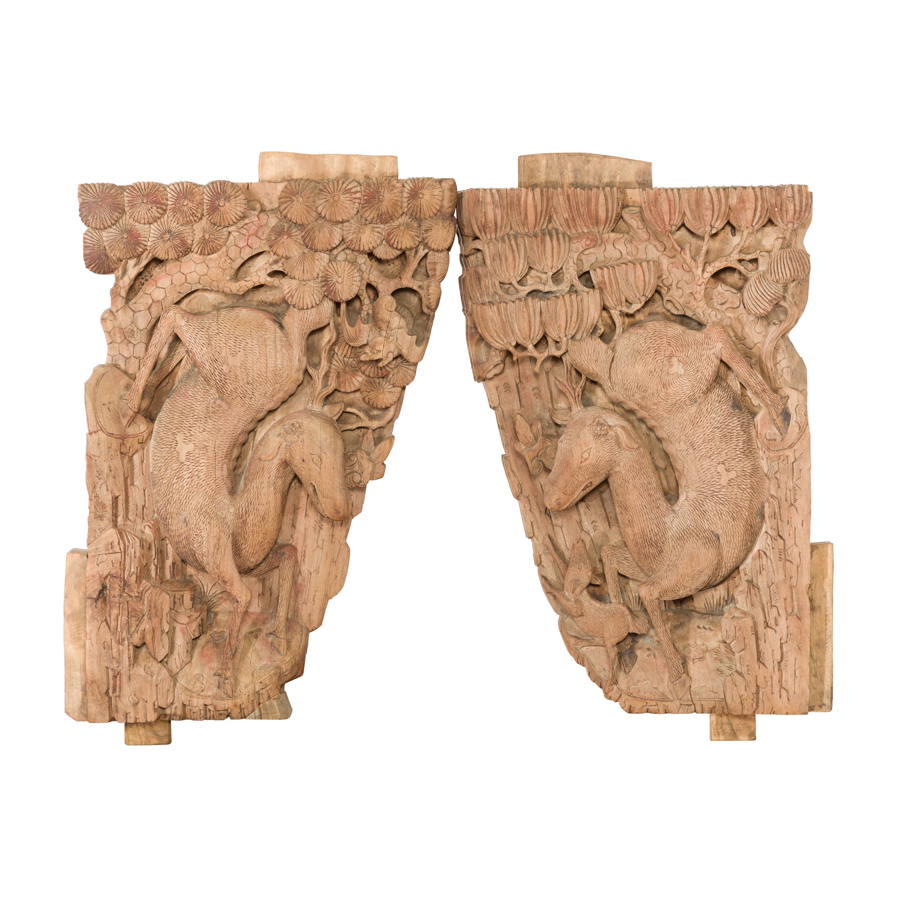 Paire de corbeaux de temple en bois sculptés à la main de la dynastie Qing avec motifs de cerfs