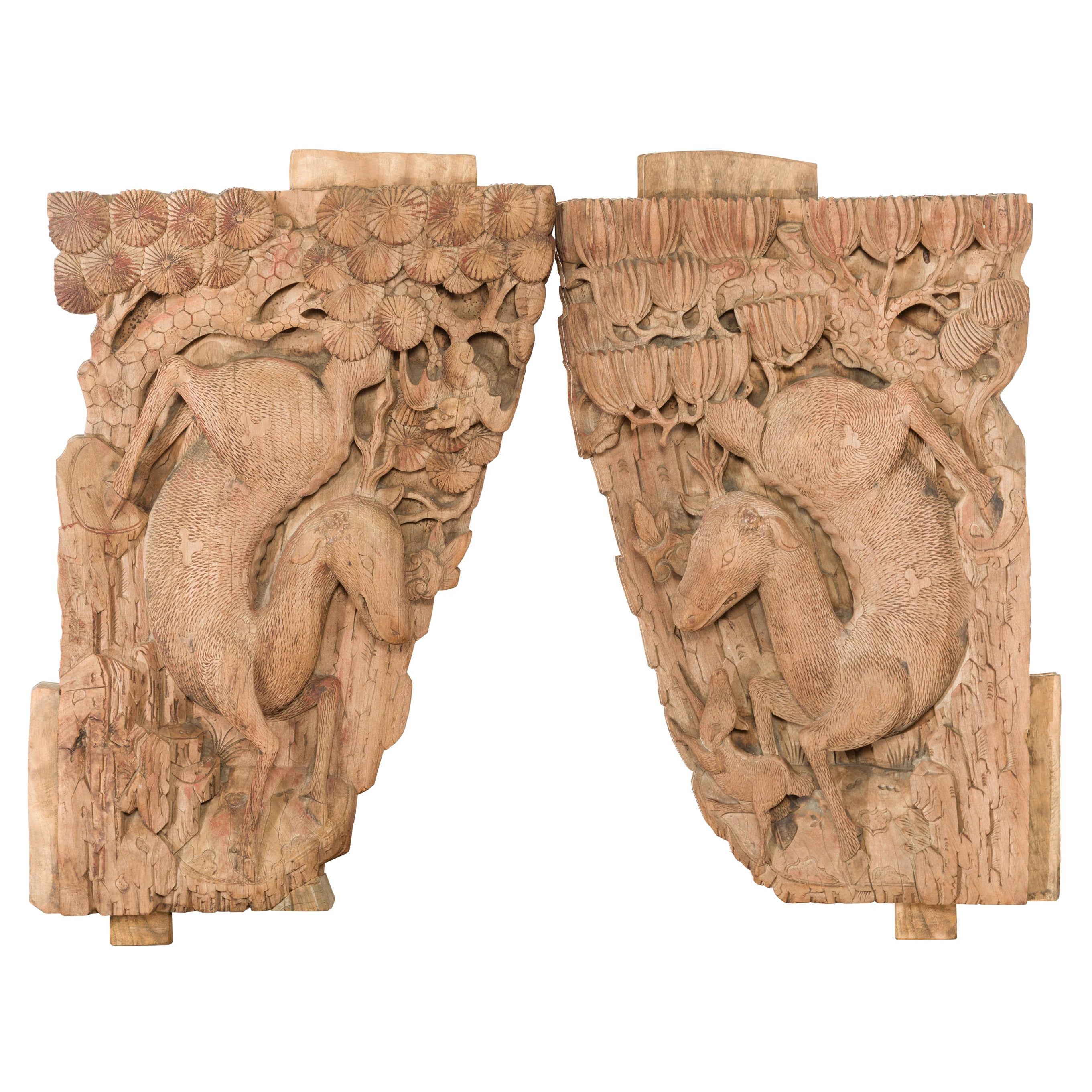 Paire de corbeaux de temple en bois sculptés à la main de la dynastie Qing avec motifs de cerfs