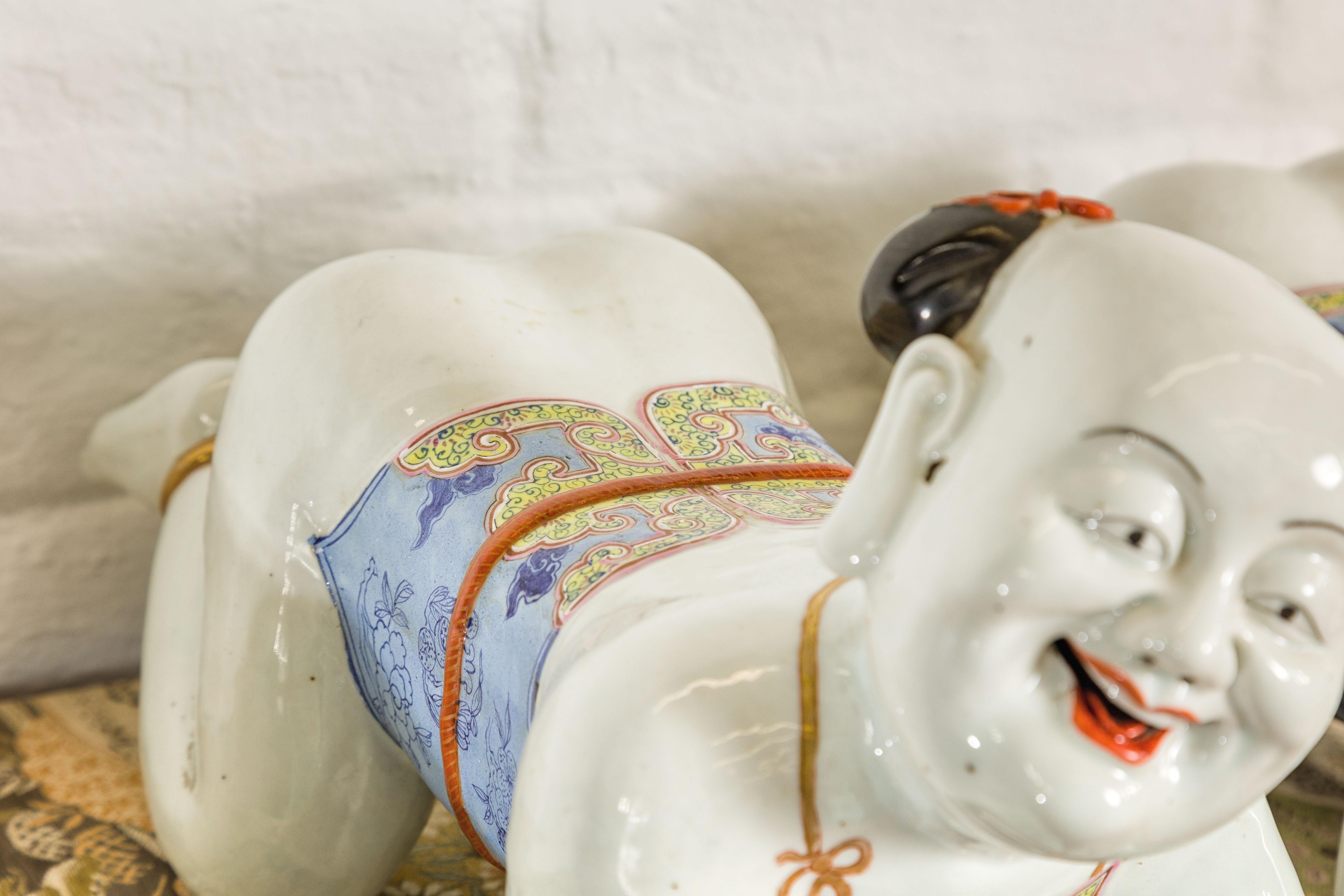 Paar Tong'zi-Kissen aus Porzellan aus der Qing Dynasty, die kniende Jungen darstellen im Angebot 4
