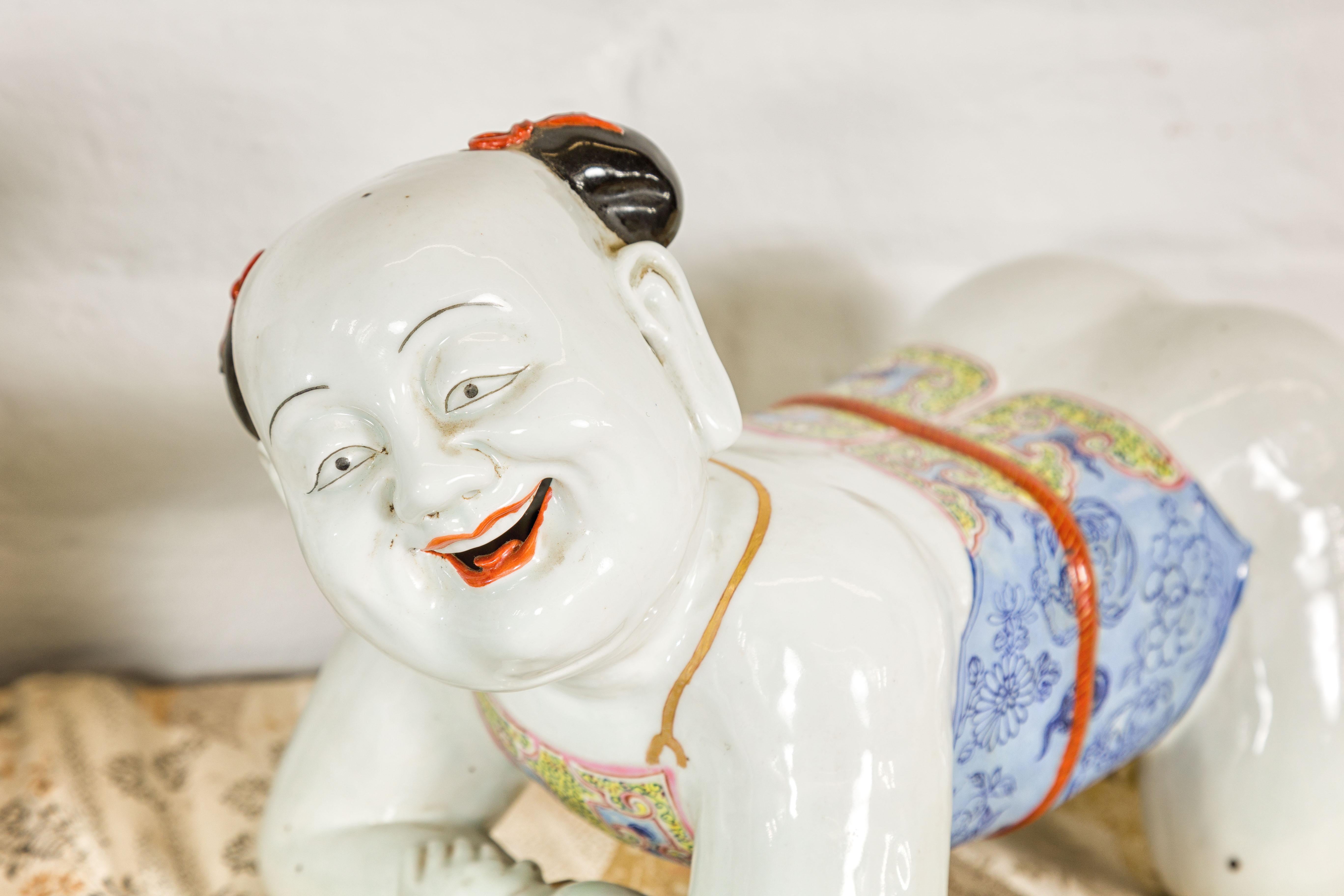 Ein Paar Tong'zi-Porzellankissen aus der Qing-Dynastie aus dem 19. Jahrhundert in Form von knienden Jungen. Diese Tong'zi-Kissen aus Porzellan aus der Qing-Dynastie, die im 19. Jahrhundert hergestellt wurden, sind exquisite Darstellungen kniender
