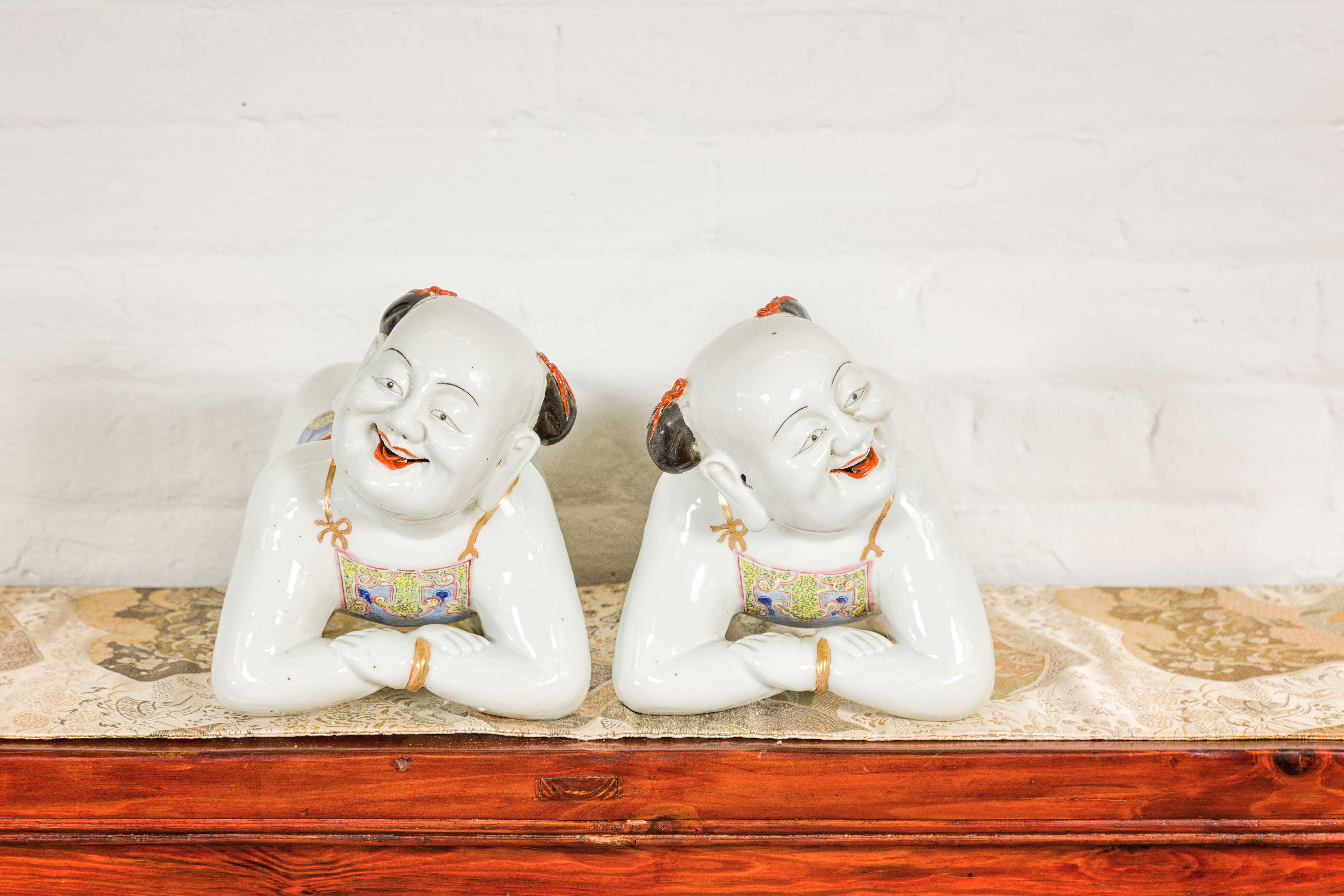 Paar Tong'zi-Kissen aus Porzellan aus der Qing Dynasty, die kniende Jungen darstellen im Zustand „Gut“ im Angebot in Yonkers, NY