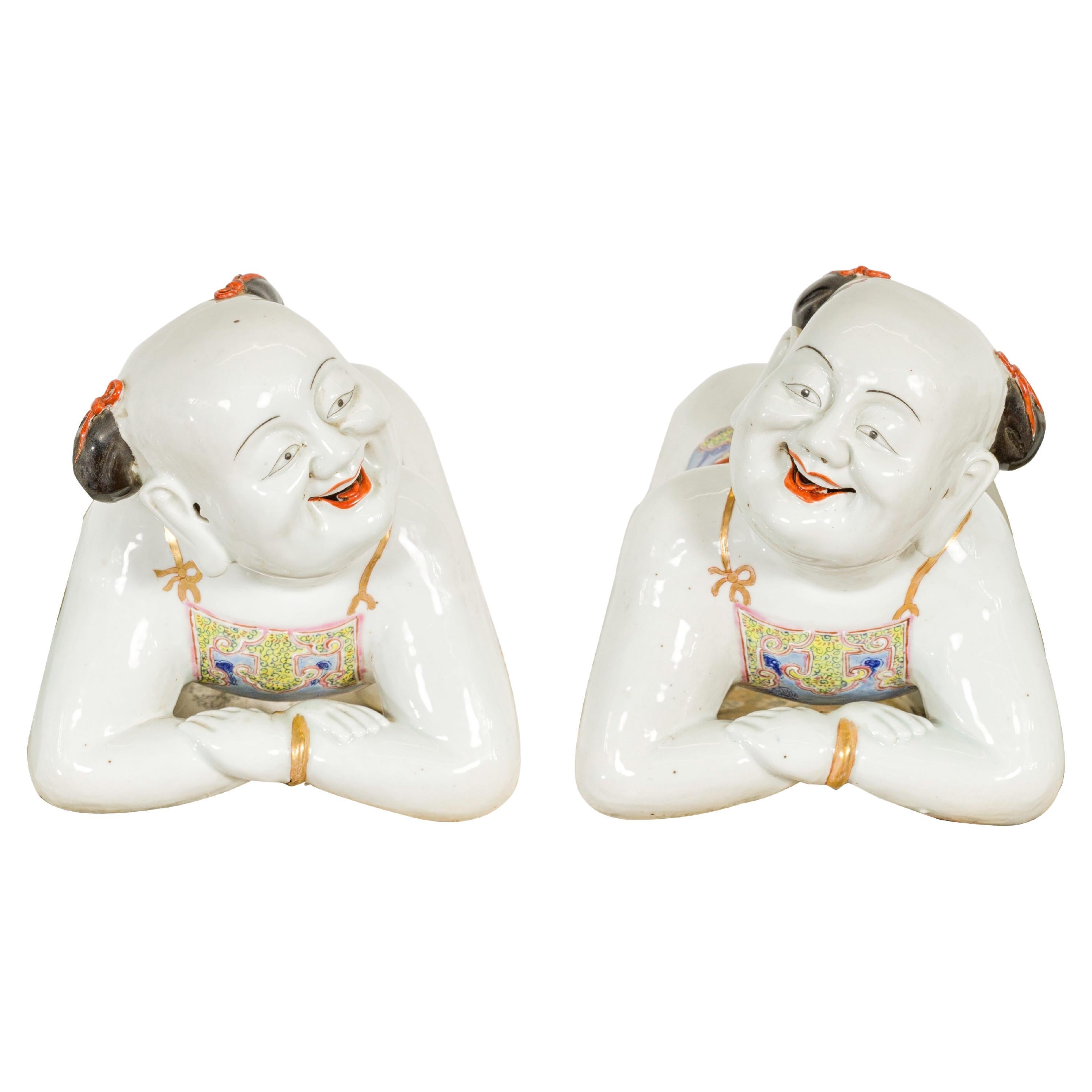 Paar Tong'zi-Kissen aus Porzellan aus der Qing Dynasty, die kniende Jungen darstellen im Angebot
