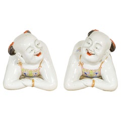 Paar Tong'zi-Kissen aus Porzellan aus der Qing Dynasty, die kniende Jungen darstellen