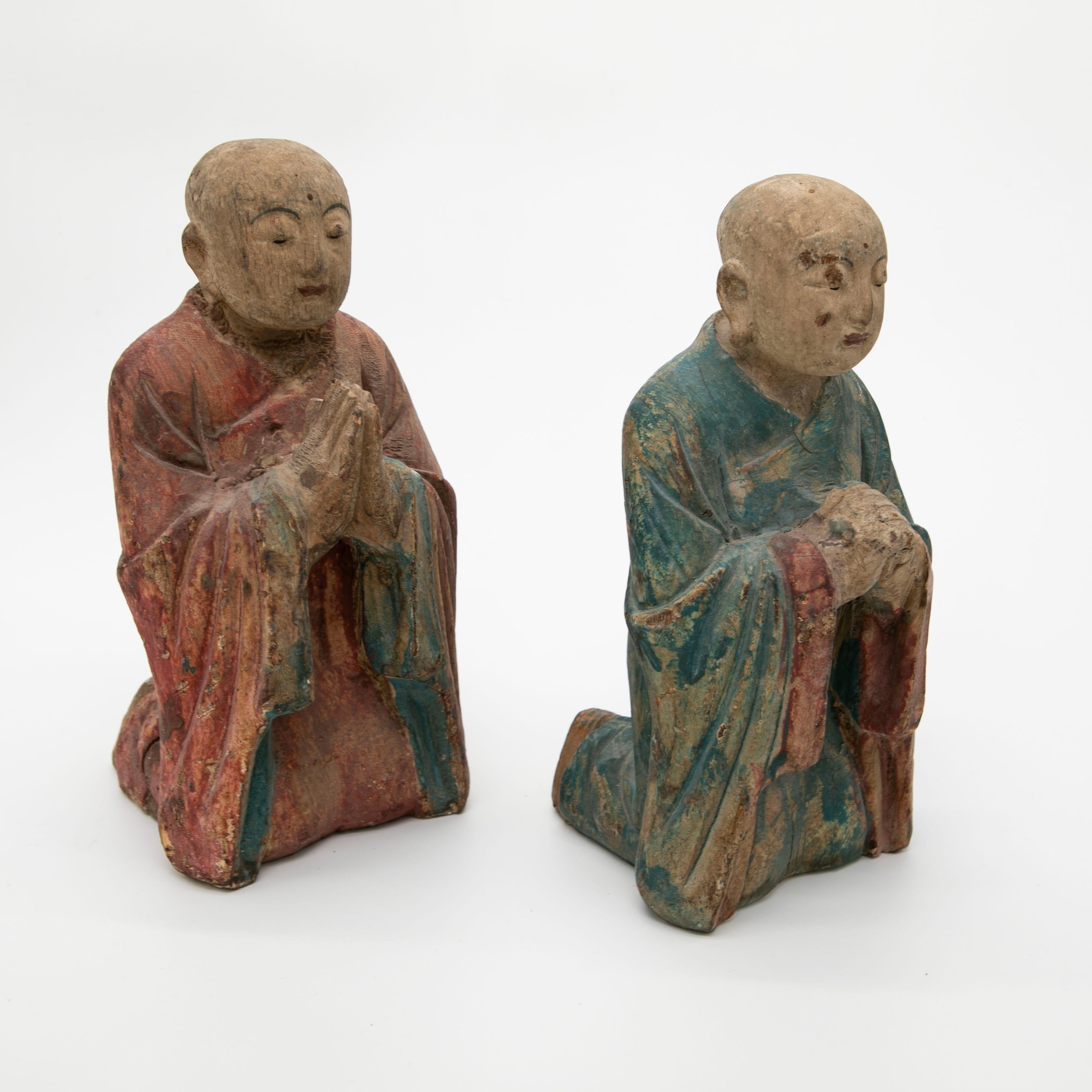 Pareja de monjes orantes tibetanos, tallados en madera y pintados en policromía.
Altura: 24 cm.
China, dinastía Qing, hacia 1900.

El precio es por la pareja