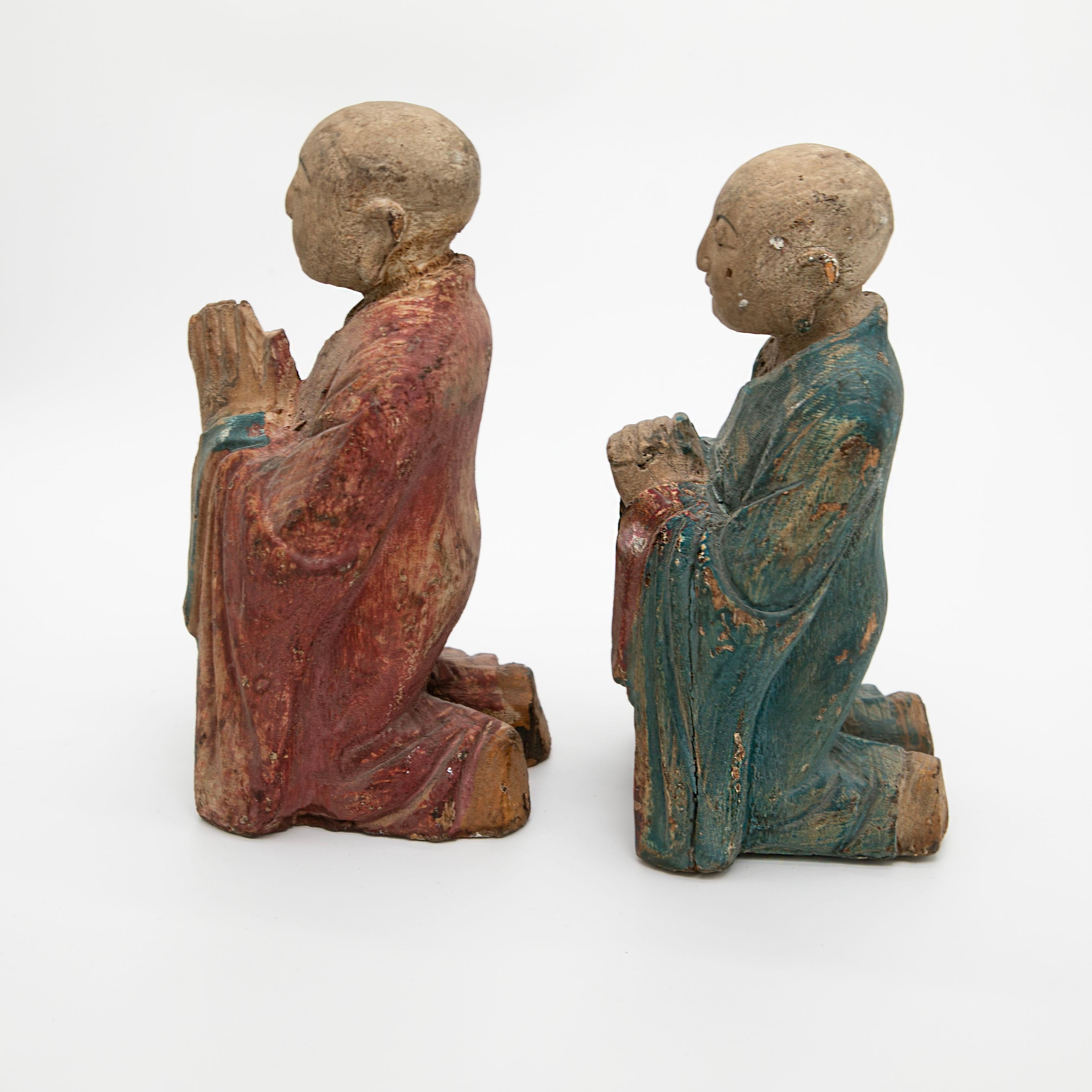 Pareja de monjes orantes tibetanos tallados en madera de la dinastía Qing Tibetano en venta