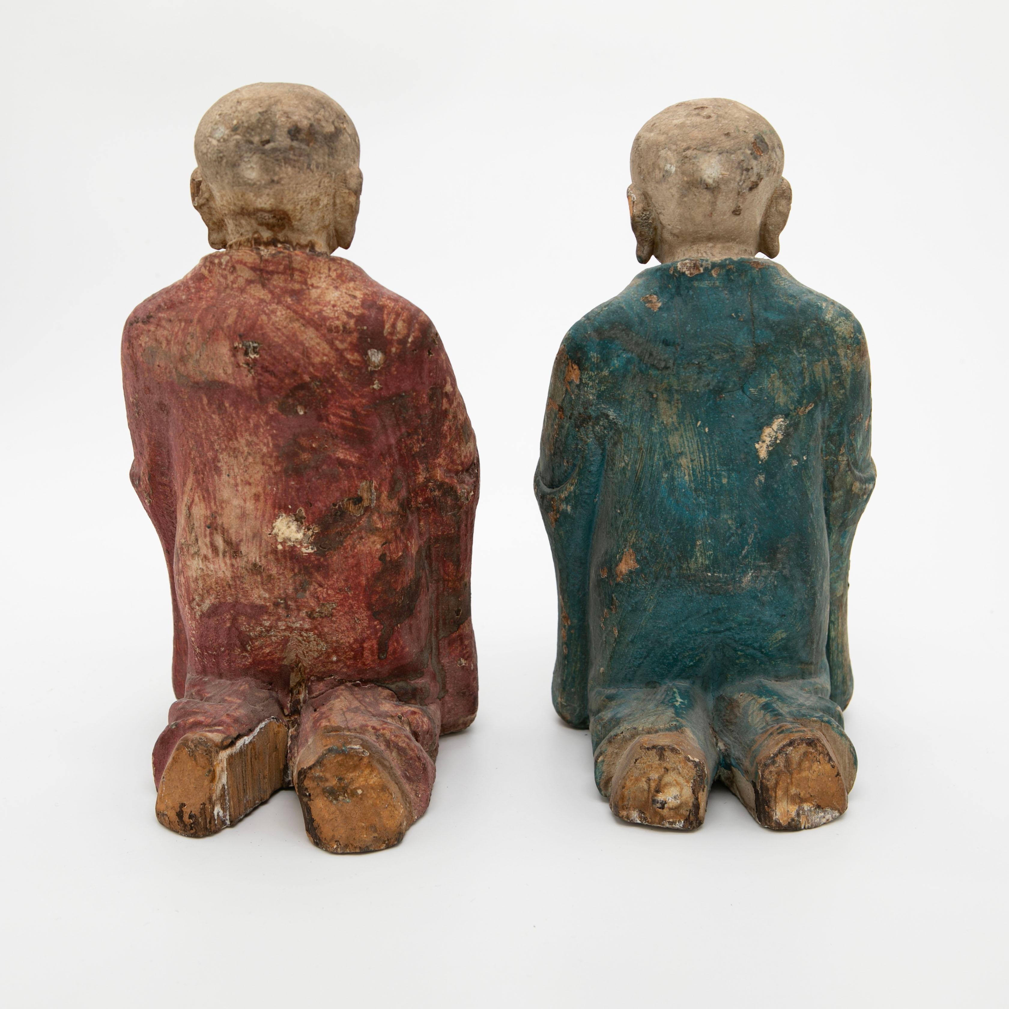 Pareja de monjes orantes tibetanos tallados en madera de la dinastía Qing Hecho a mano en venta