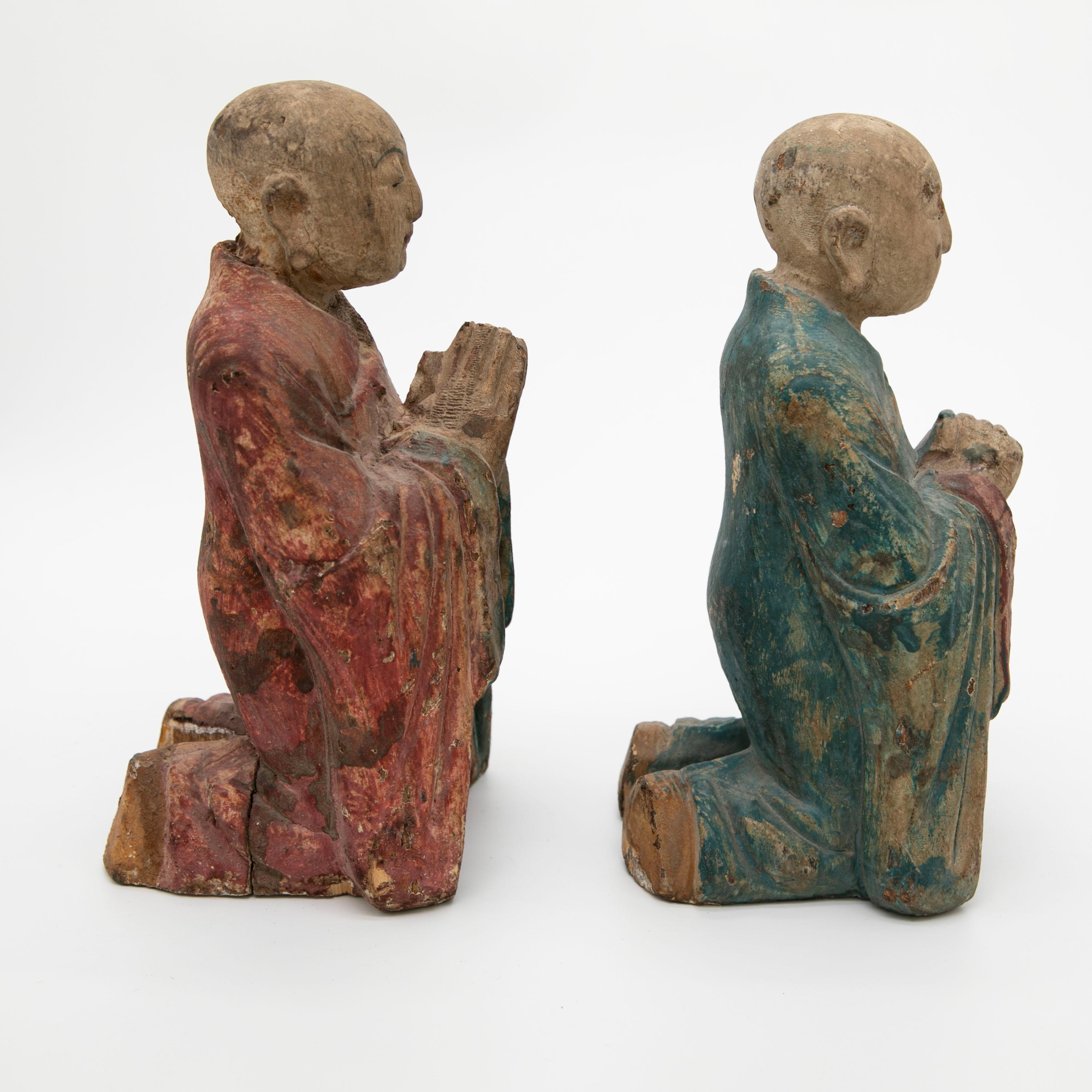 Pareja de monjes orantes tibetanos tallados en madera de la dinastía Qing en Bueno estado para la venta en Kastrup, DK