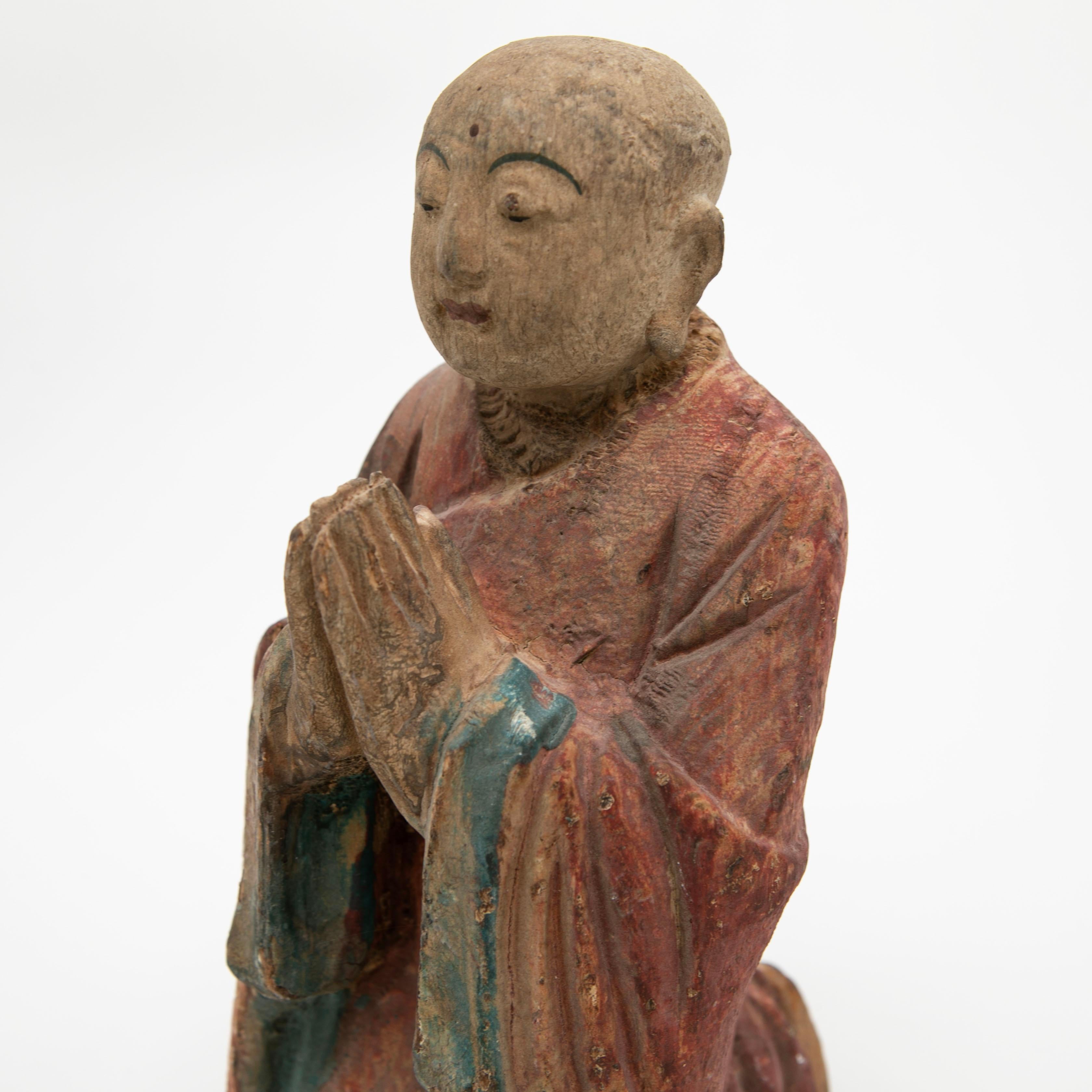 Pareja de monjes orantes tibetanos tallados en madera de la dinastía Qing siglo XX en venta