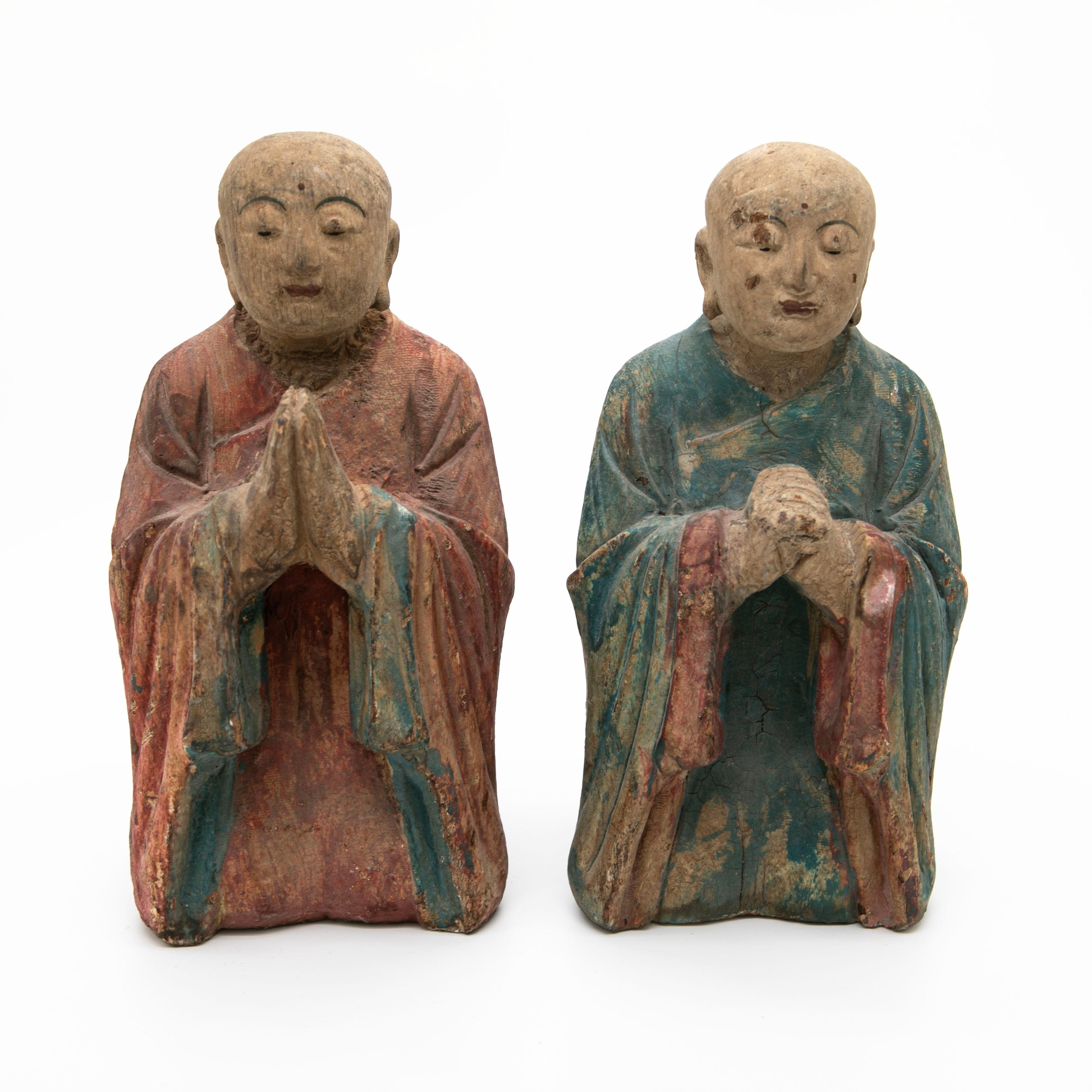 Pareja de monjes orantes tibetanos tallados en madera de la dinastía Qing en venta 1