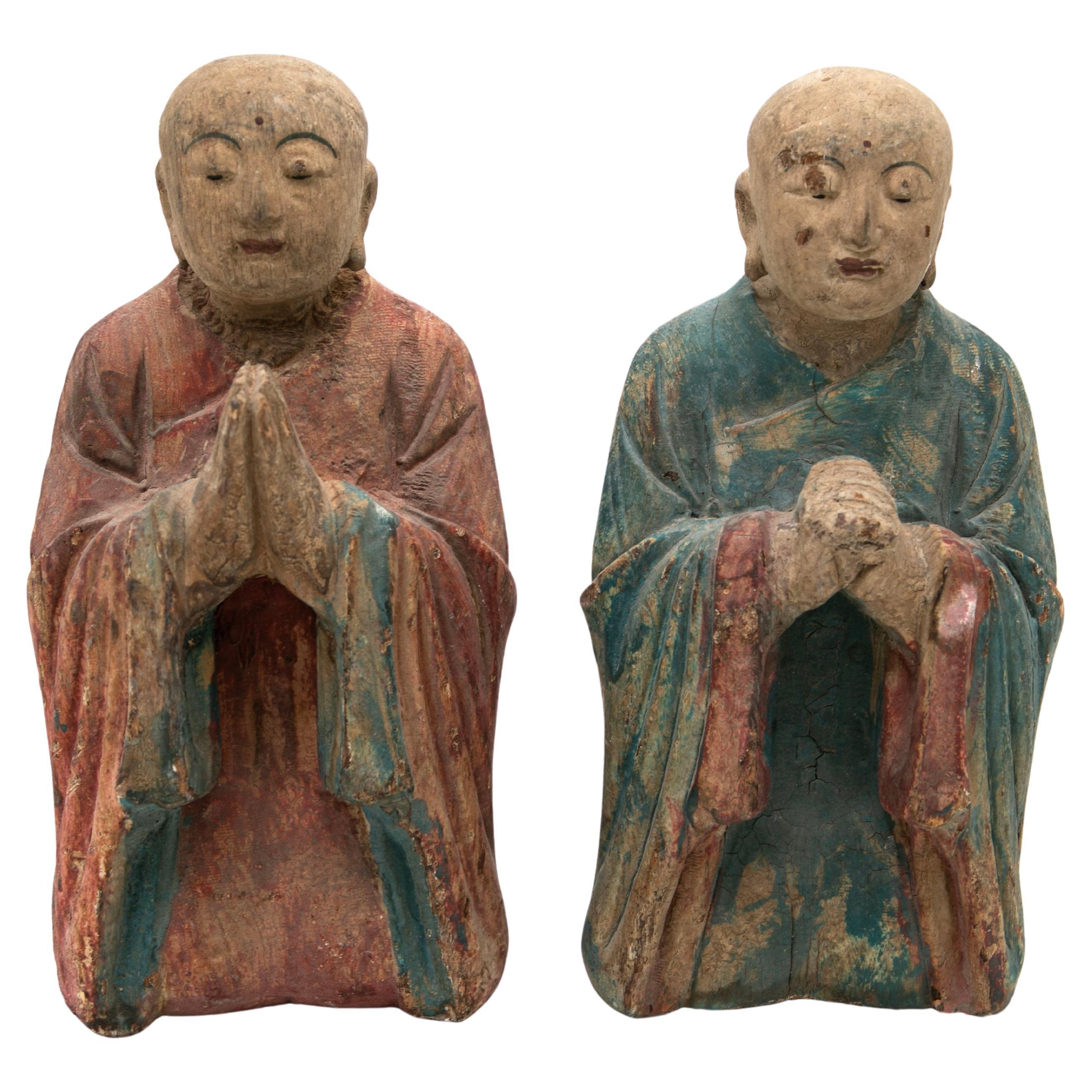 Pareja de monjes orantes tibetanos tallados en madera de la dinastía Qing