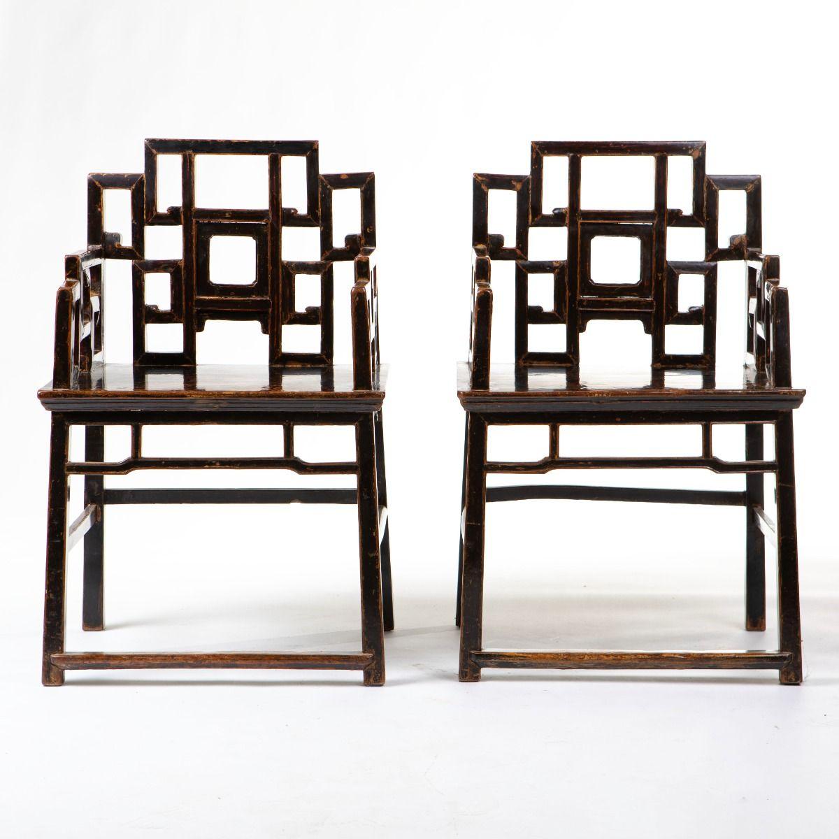 Paire de fauteuils au design architectural présentant un motif géométrique de carrés et de rectangles dans le dossier et l'assise. Fabriqué en noyer avec la surface laquée noire d'origine, qui présente une belle patine naturelle liée à l'âge,