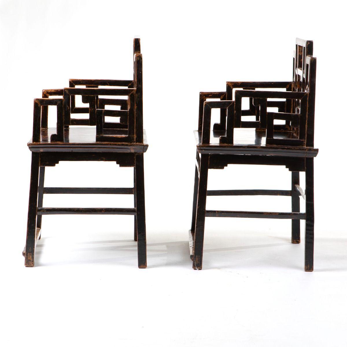 Laqué Paire de fauteuils en noyer de la dynastie Qing avec laque noire d'origine en vente