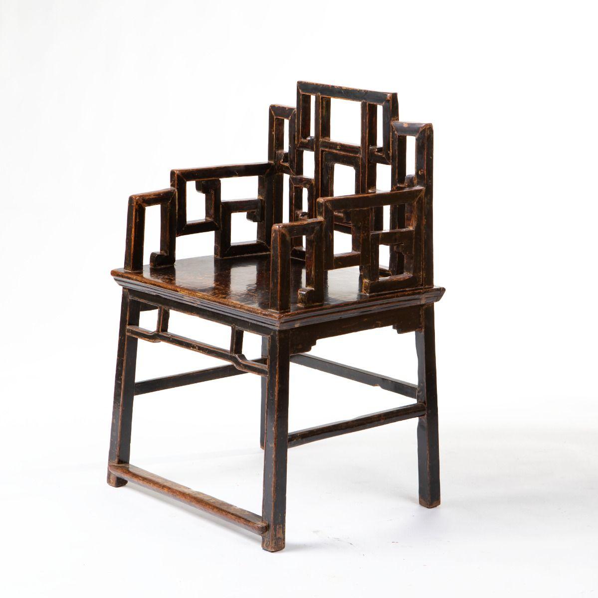 XIXe siècle Paire de fauteuils en noyer de la dynastie Qing avec laque noire d'origine en vente