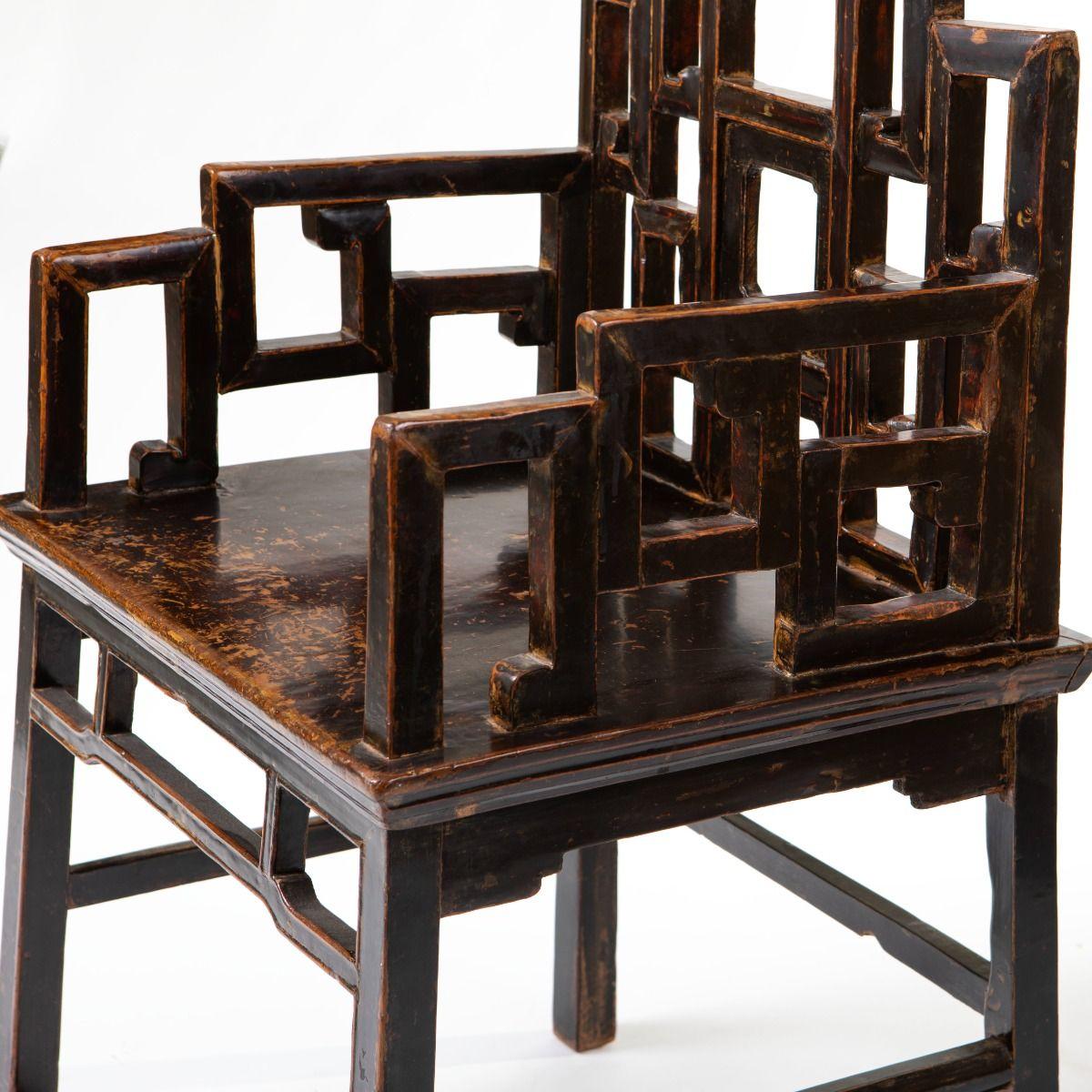 Paire de fauteuils en noyer de la dynastie Qing avec laque noire d'origine en vente 1