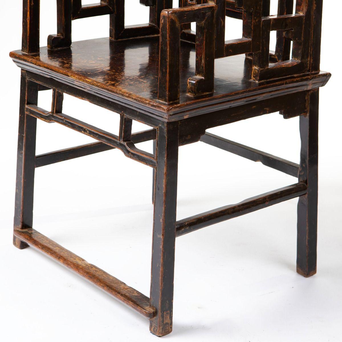 Paire de fauteuils en noyer de la dynastie Qing avec laque noire d'origine en vente 2