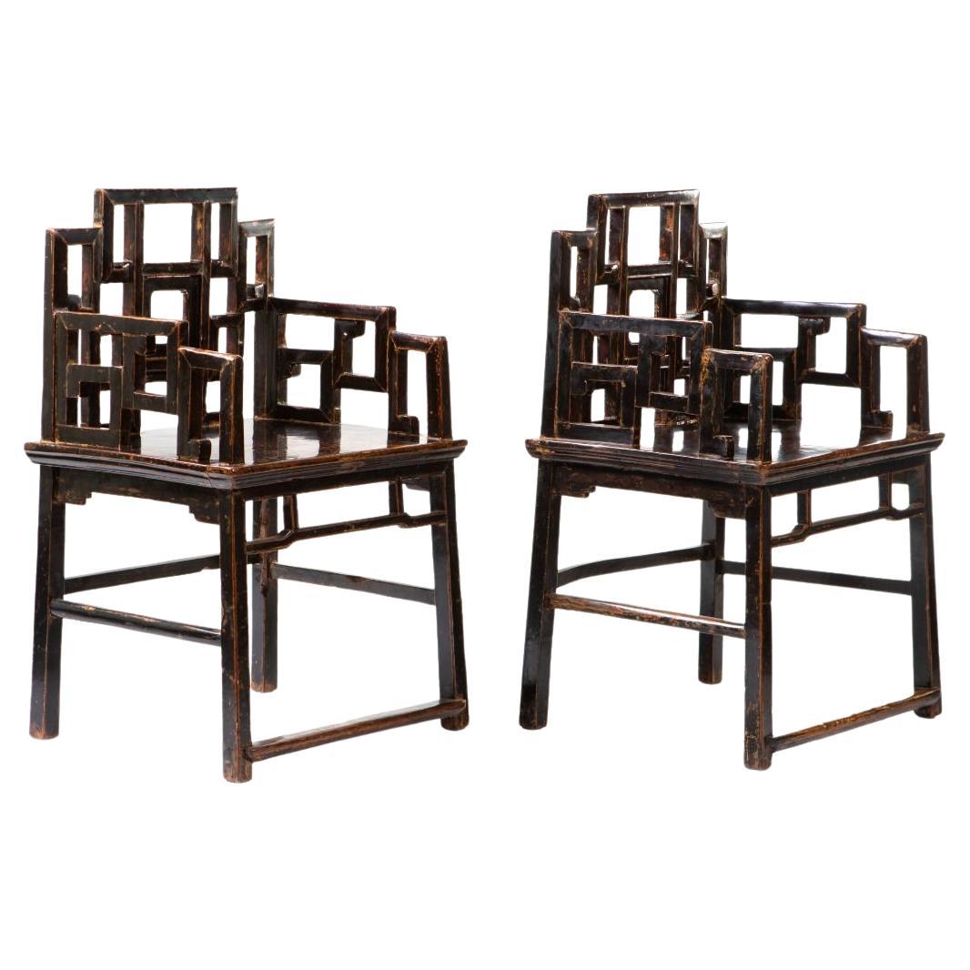 Paire de fauteuils en noyer de la dynastie Qing avec laque noire d'origine en vente