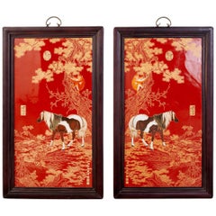 Paire de panneaux de porcelaine de style Qing en forme de singe et de cheval orange
