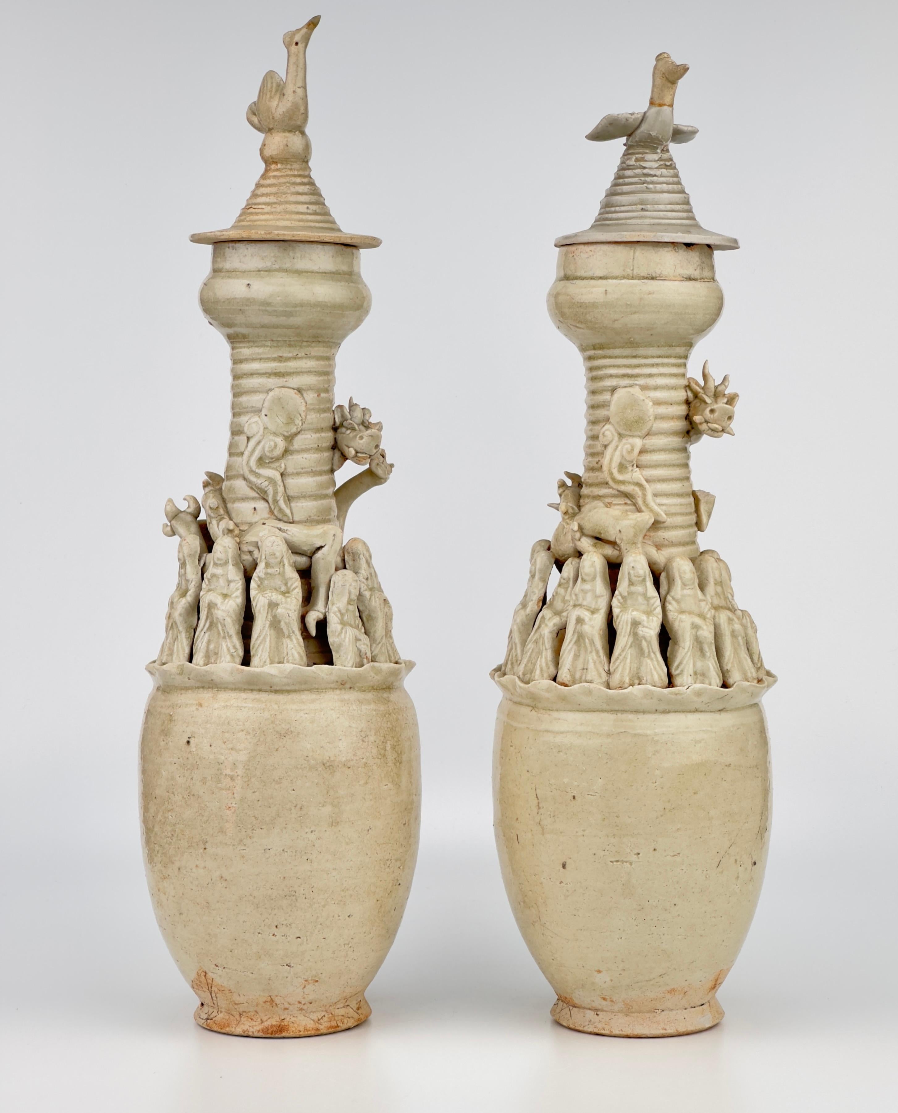 Ming Paire de vases funéraires Qingbai avec figures taoïstes, Dynastie du Yuan Yuan du Sud en vente