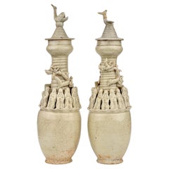 Paire de vases funéraires Qingbai avec figures taoïstes, Dynastie du Yuan Yuan du Sud