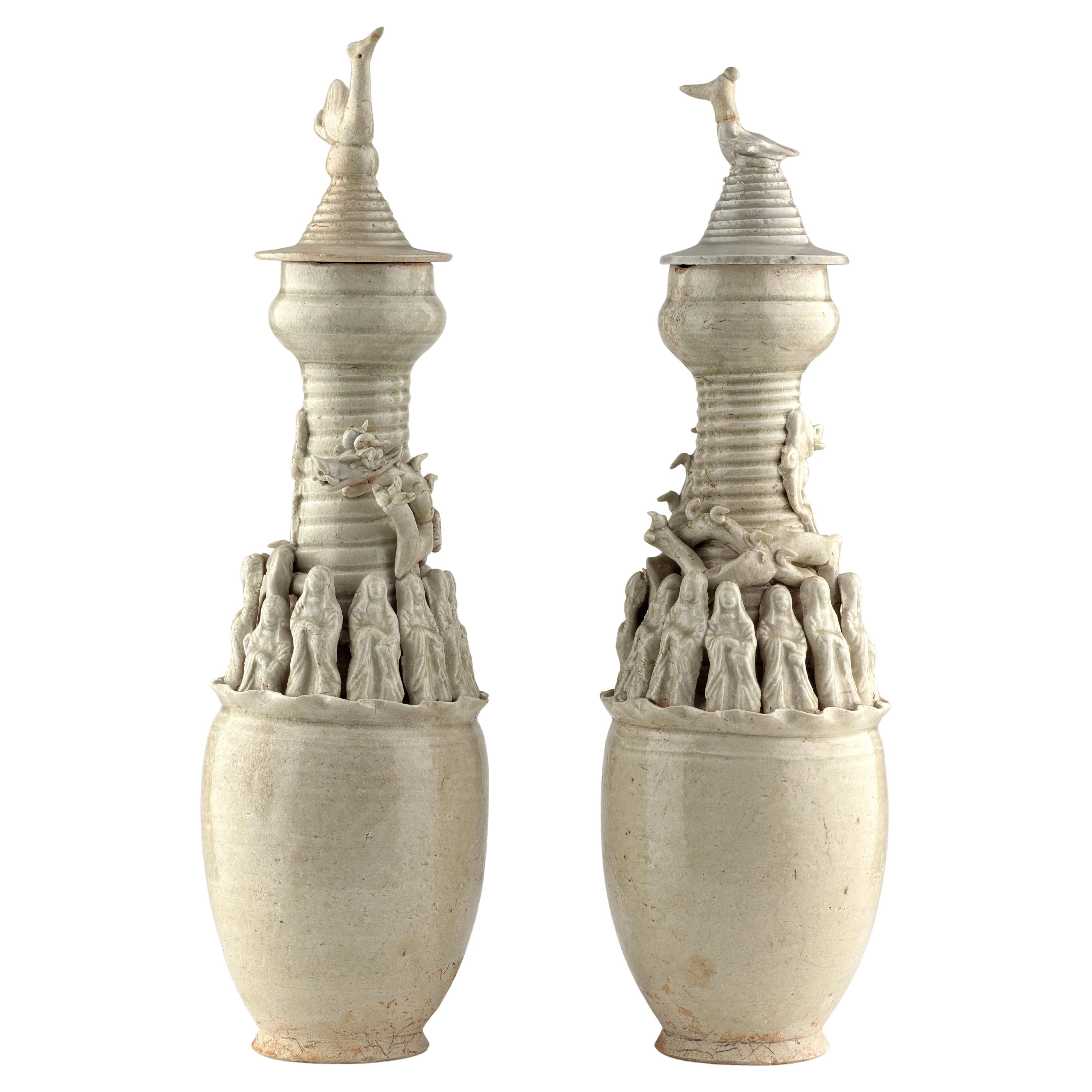 Pareja de jarrones funerarios Qingbai con figuras taoístas, dinastía Song-Yuan del Sur en venta
