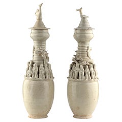 Paire de vases funéraires Qingbai avec figures taoïstes, Dynastie du Yuan Yuan du Sud