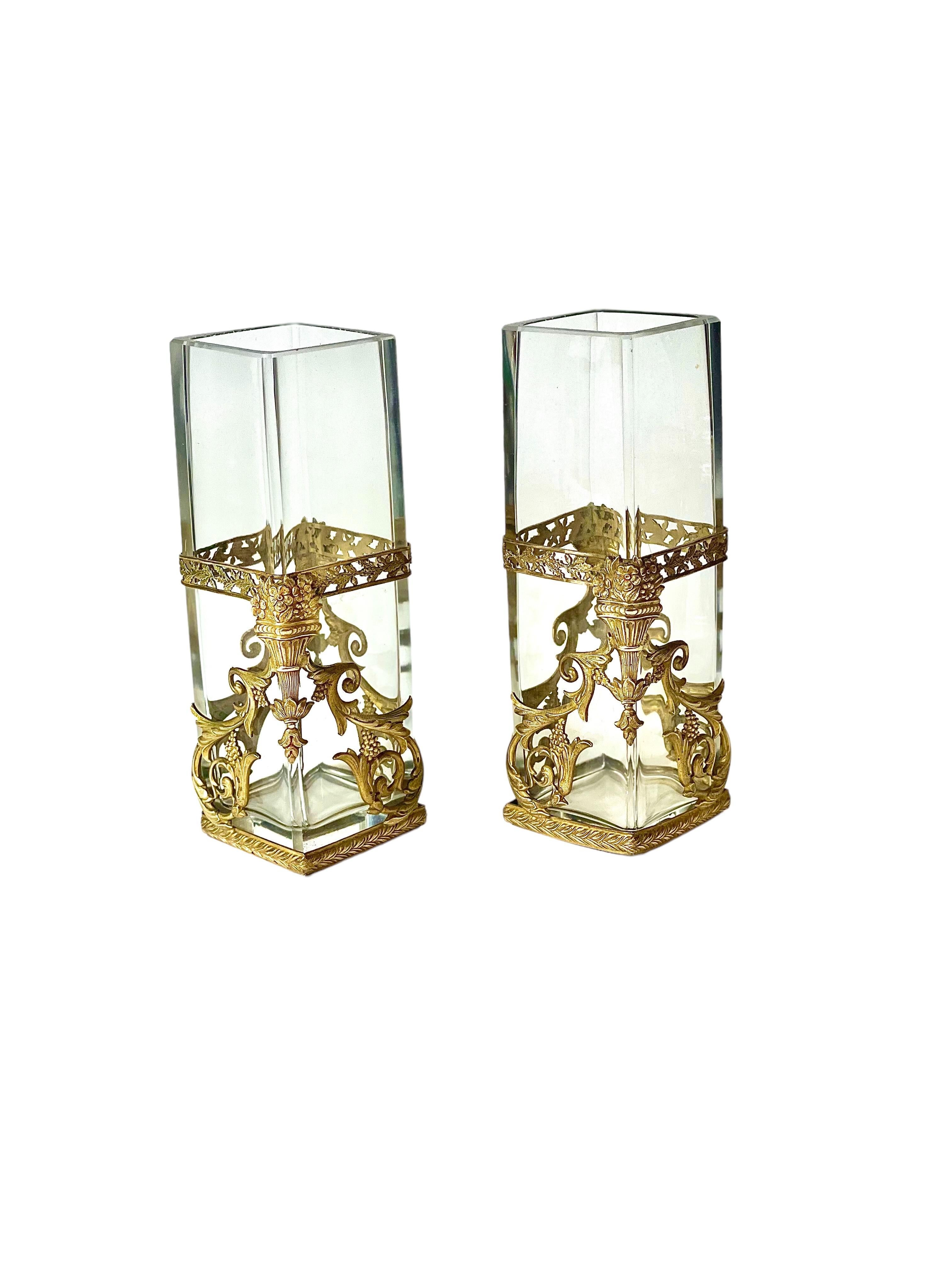 Ein sehr hübsches Paar viereckiger Glasvasen, verziert mit außergewöhnlich detaillierten, vergoldeten Messingbeschlägen im Louis-XVI-Stil. Diese Vasen stammen aus der Zeit um 1900 und sind in ausgezeichnetem Zustand.