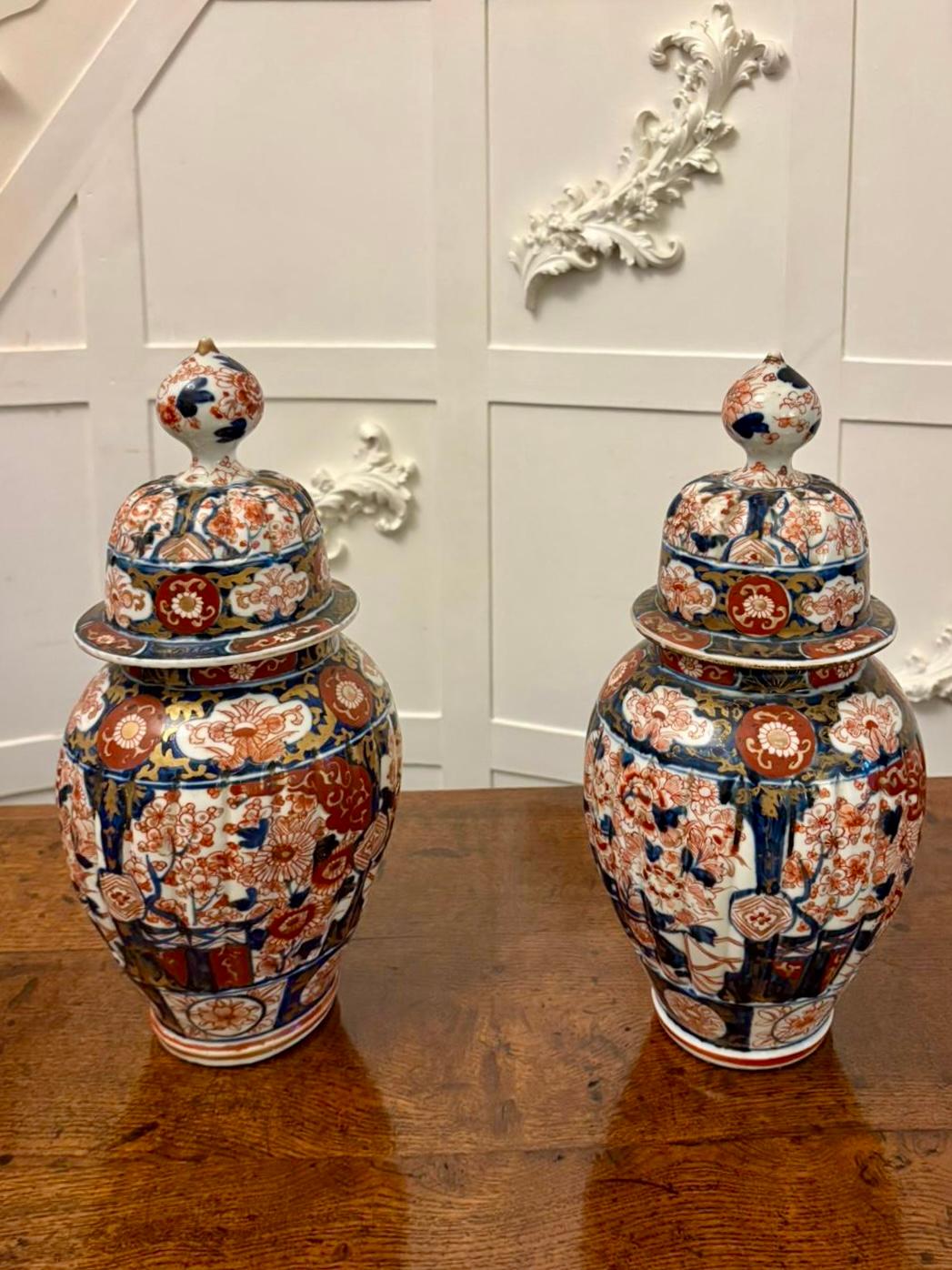Paire de vases à couvercle Imari japonais anciens de qualité en vente 4